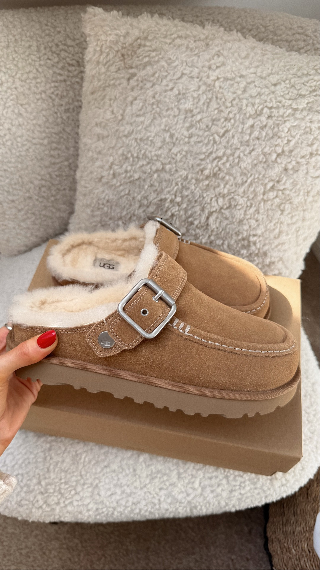 I caved and couldn’t resist them 🤎🍂 can’t wait to style these up as we transition into autumn ✨ 

#ugg #ugggoldenstarevelina #uggclogs #uggunboxing #autumnoutfits

#LTKuk #LTKautumn #LTKunboxing