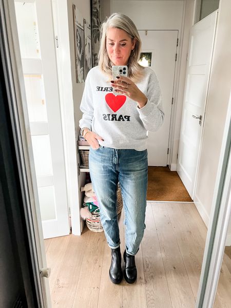 Outfits of the week

Heather grey sweatshirt with heart print (M), paired with G-star 3301 high rise straight leg jeans and lug sole boots. 



#LTKcurves #LTKstyletip #LTKeurope