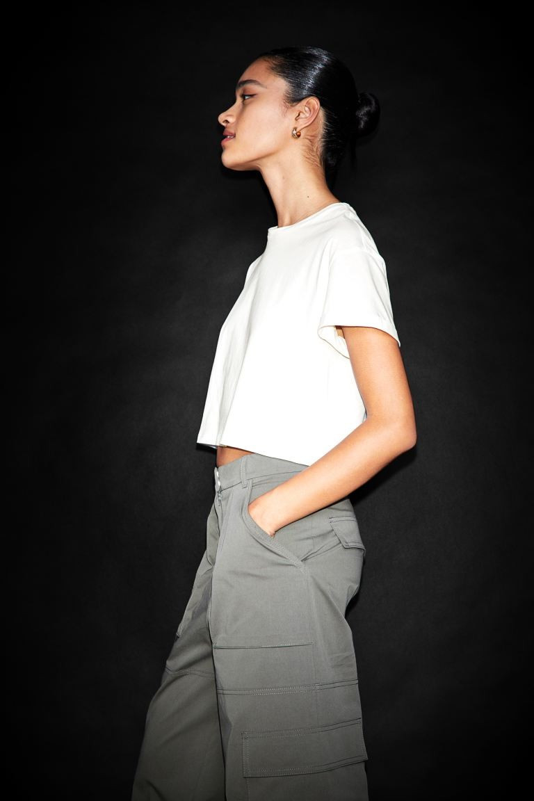 Boxy, crop T-shirt in jersey. Crew neck with narrow trim and dropped shoulders.SizeThe model is 1... | H&M (US + CA)