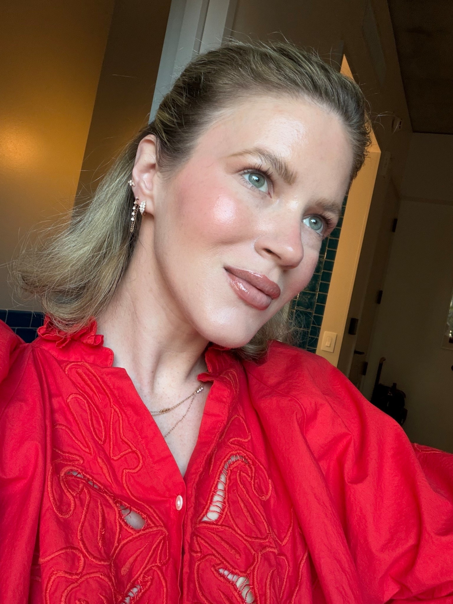 Saturday's makeup //

Armani blush: 53
Hourglass blush: Sublime Flush
Bronzer: Parfait 1
Liner: Petal
Gloss: 001