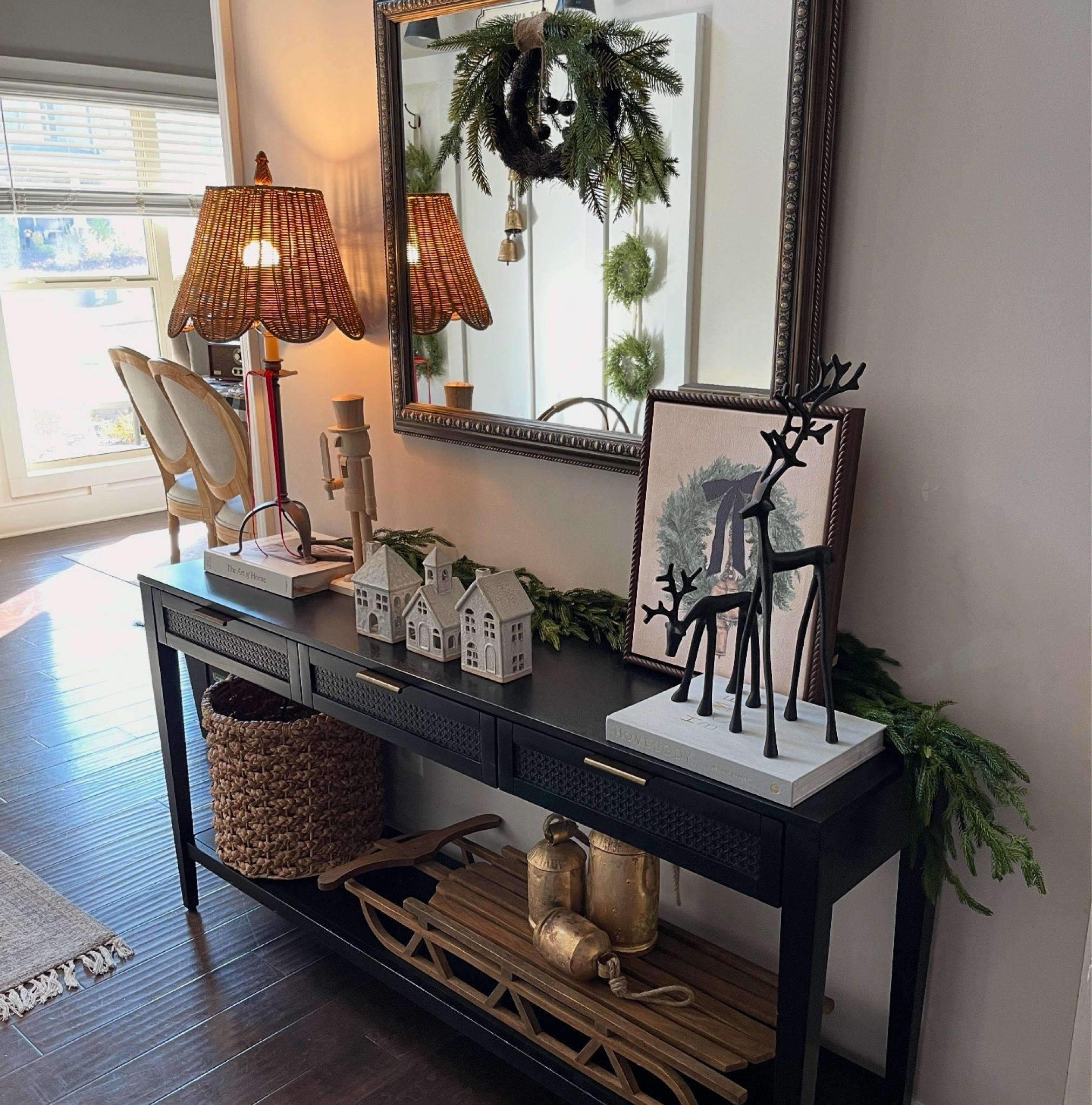 Entryway table 😍

#LTKFamily #LTKSeasonal #LTKHoliday