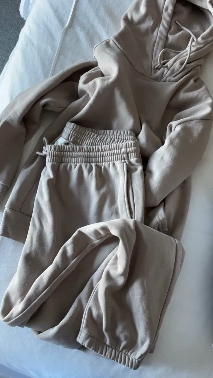 The best super affordable sweatpant sets!! Bottoms only $18 and top $21

I wear:
Top: sizes S
Bottom: size M

#LTKfindsunder100 #LTKGiftGuide #LTKfindsunder50