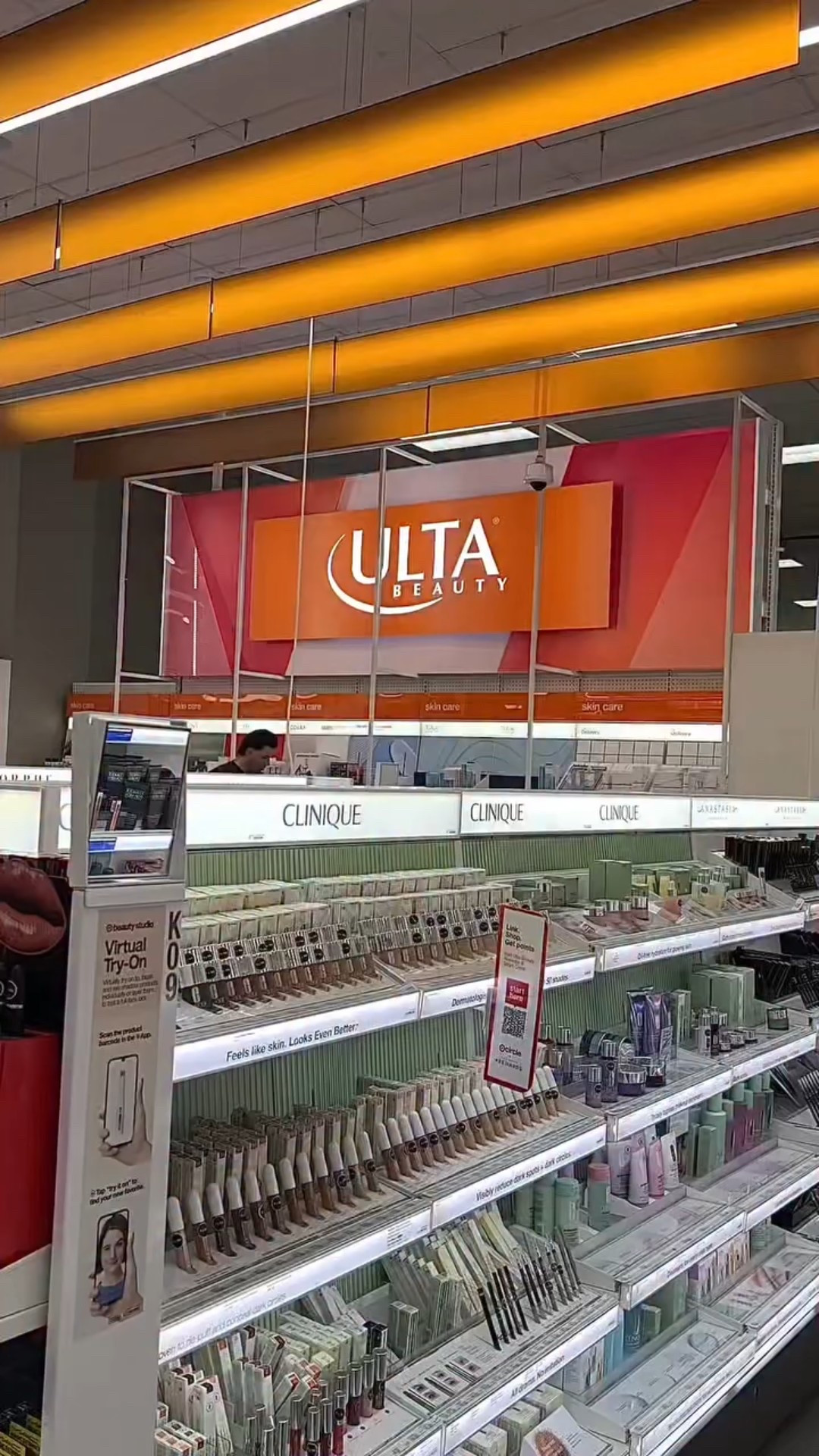 Stopped by @ultabeauty and they had soooo many gift sets! I wanted them all lol! I love the holidays, best time of the year for amazing goodies! 🥰❄️☃️

What are you looking to get this year from Ulta!?

-
-
#ultapartner #ultabeauty #ultahaul #giftsets #giftsforher #christmasshopping #beautyhaul #viralfinds