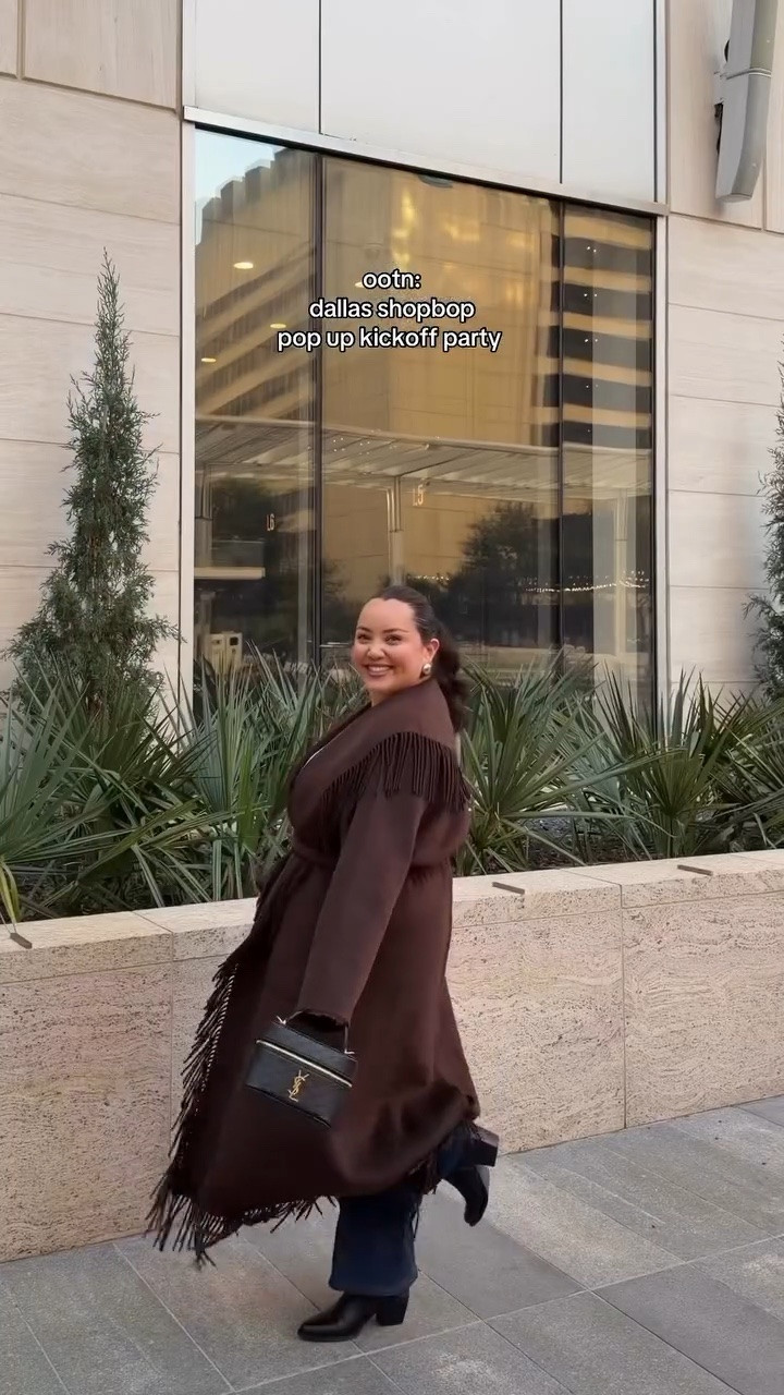 thank you @shopbop for having us and for this stunning @simkhai coat !! this dallas pop up is SO GOOD, yall!! so excited to shop irl the next few days!!! 🛍️ 

#ootn #midsizefashion #midsizestyle #dallascontentcreator #dallasliving