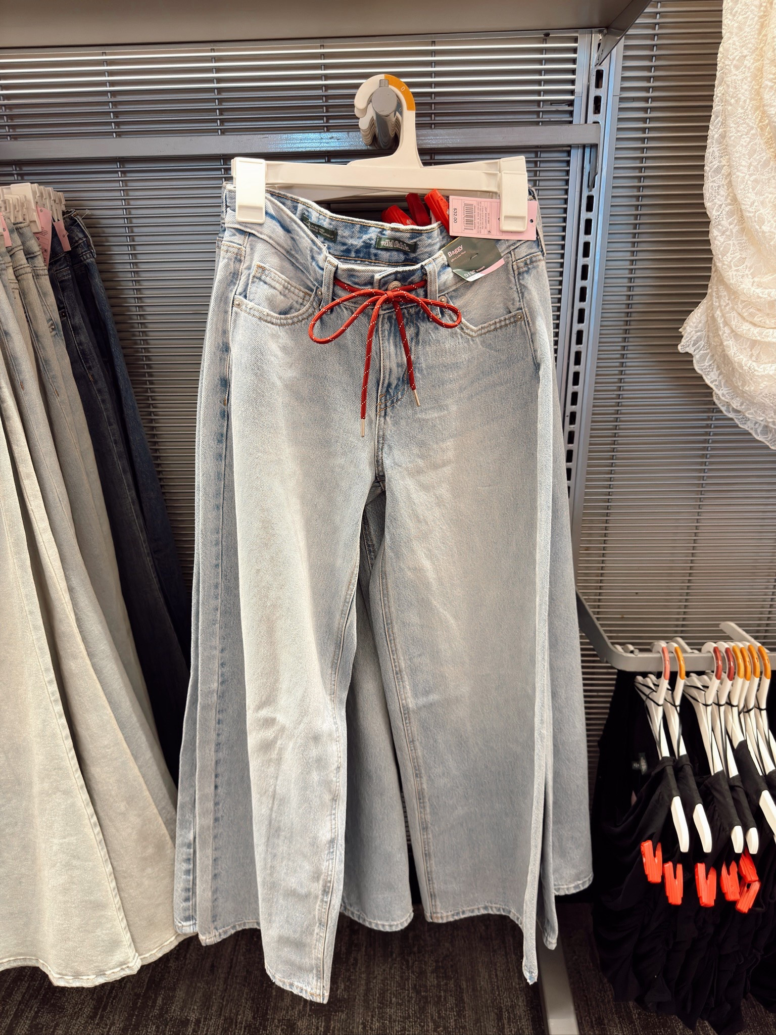 🤍 In the TOP 3 bestselling jeans of the week‼️ the corded drawstring detail…are ya kidding? So freaking cute. 

These run tts or size up if you’re between sizes.