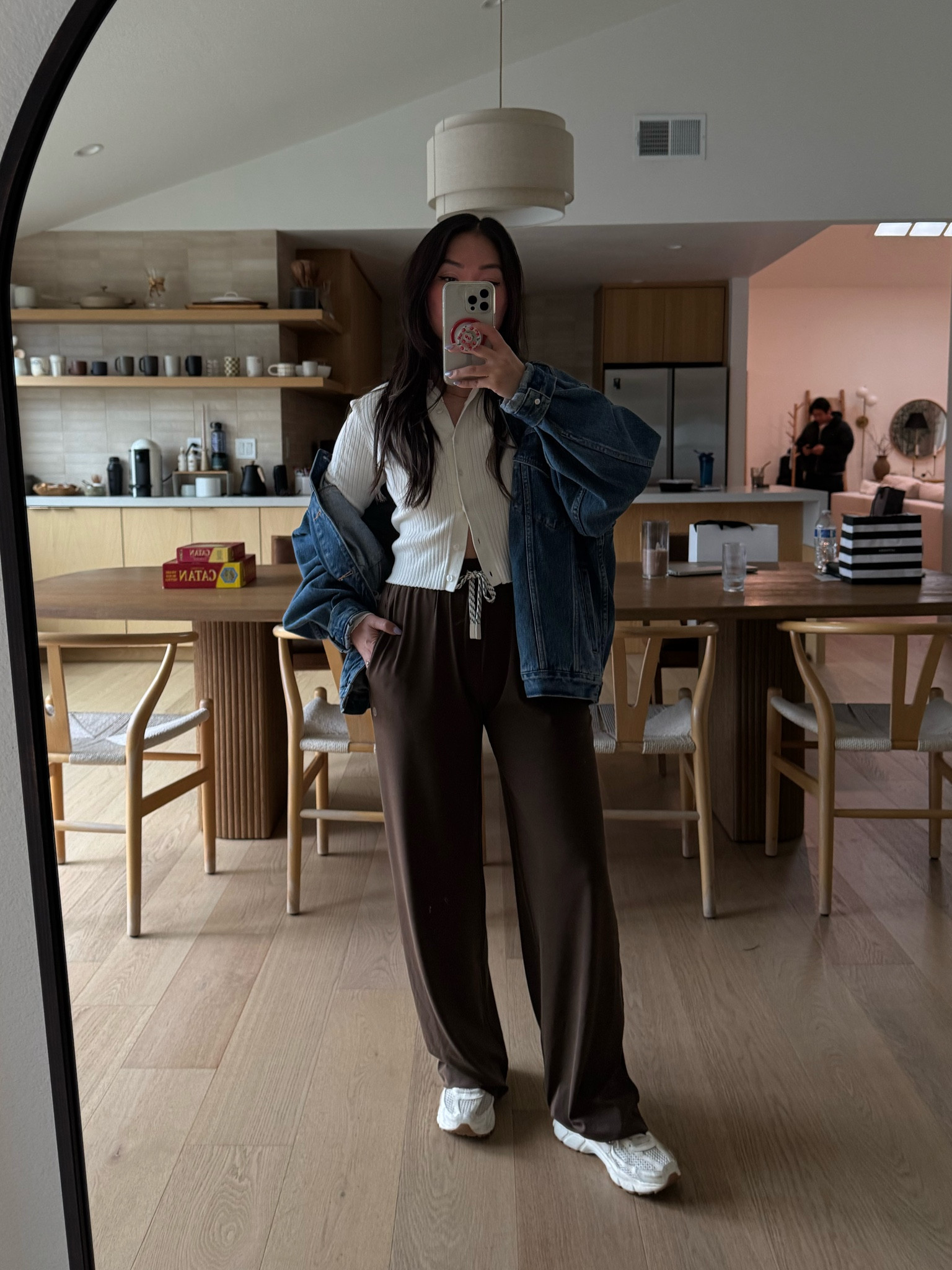 Perfect outfit for lounging or running errands or brunch with girlfriends. Obsessed with these pants  