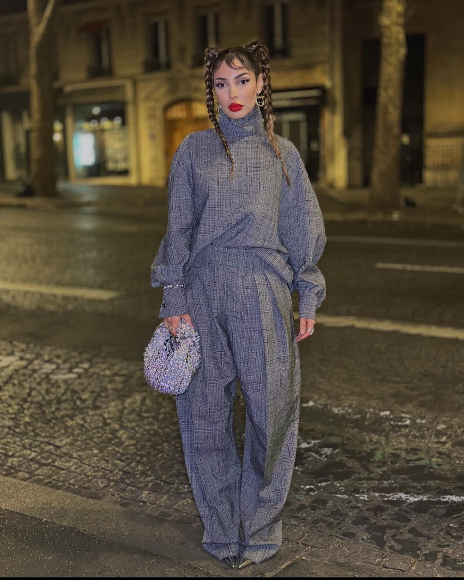 Bottega Veneta

pantalon ample fuselé à taille haute gris, blouse oversize en soie mélangée grise, sac Jodie mini à ornements en argent 
#BottegaVeneta #Bottegabag #Jodie

#LTKstyletip #LTKitbag