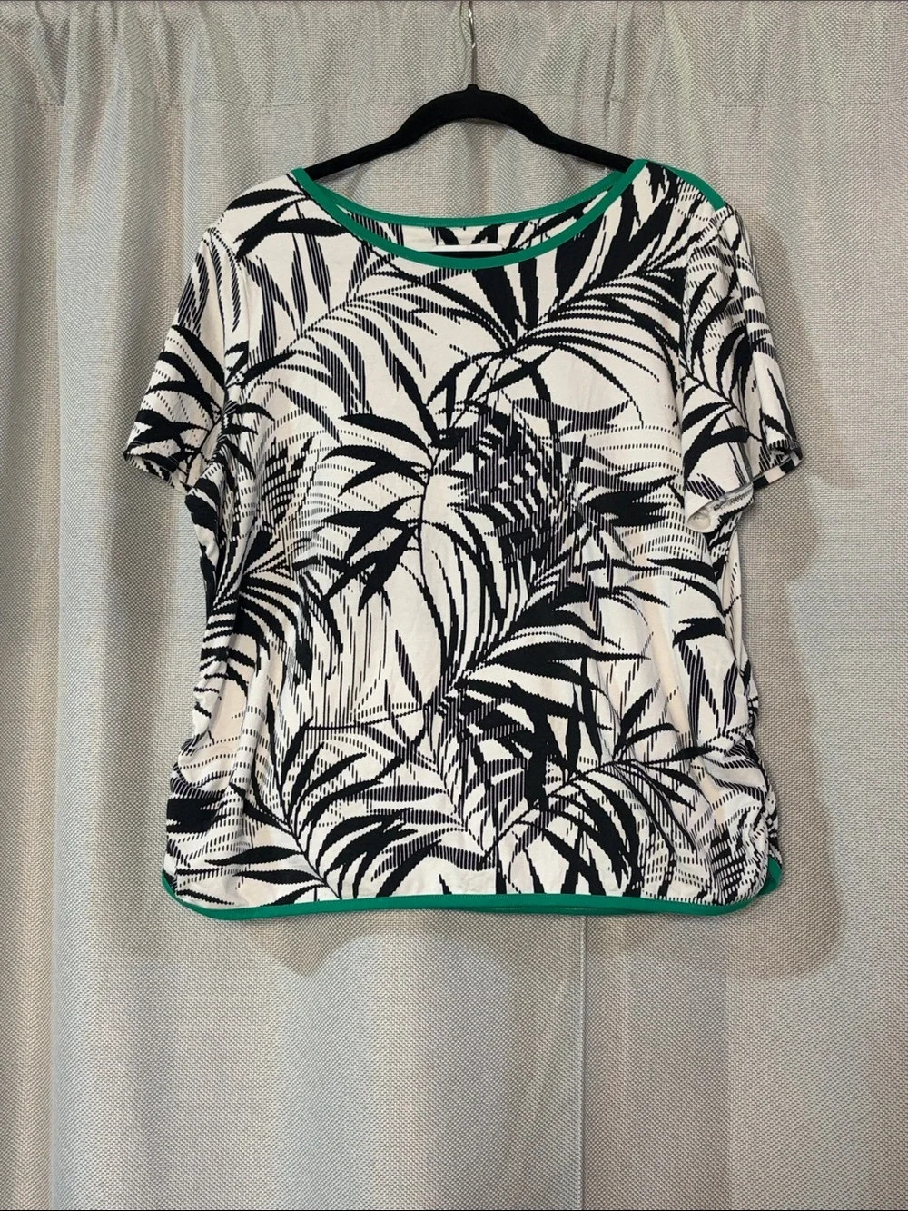 Alfred Dunner Black & White Palm Print Short Sleeve Top with Green Trim | Poshmark