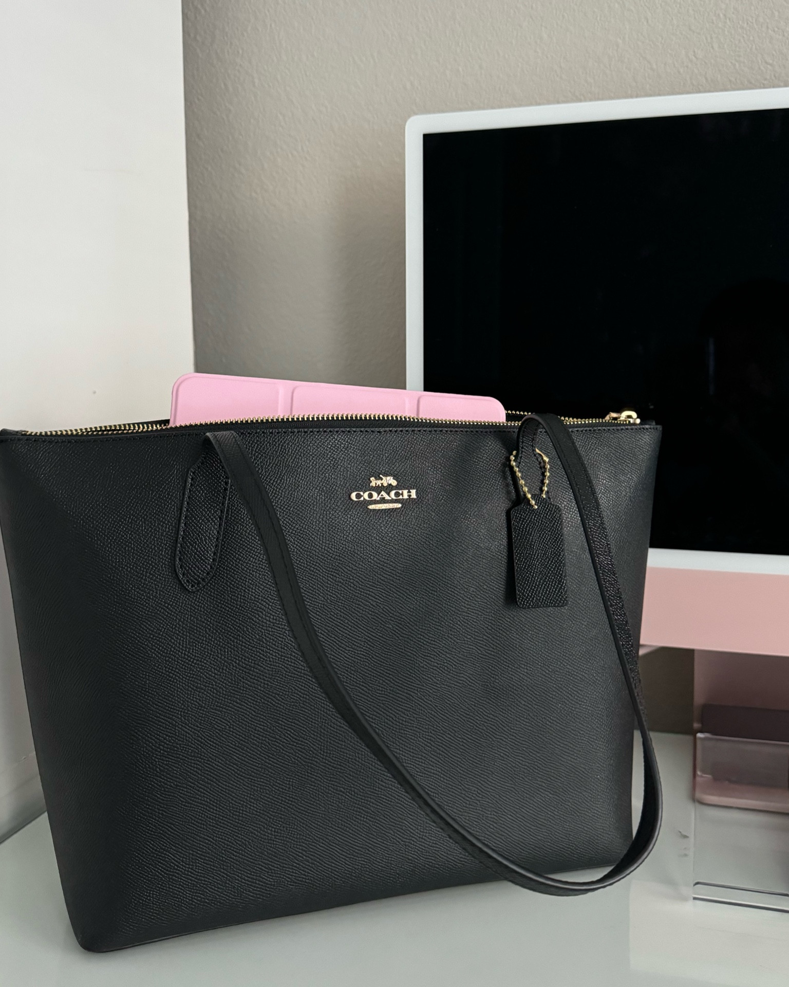 the perfect home catch all- 
i bought a house purse bc i need a bag to carry my ipad, chargers, phones, lip balm, water, etc up and down the stairs 😩😂

but it’s a good neutral color and also be worn outdoors. i’m happy with this bag! 🖤

#LTKstyletip #LTKfindsunder100 #LTKhome