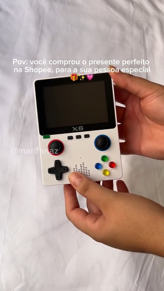 Compre o presente perfeito para a pessoa especial 🥰

Prepare-se para uma jornada nostálgica com o Video Game Portátil Retrô X6! Com sua tela IPS de 3.5 polegadas e resolução de 640x480 pixels, mergulhe em mais de 10 mil jogos, incluindo simuladores GBA/SUPER NINTENDO, recriados em detalhes nítidos e cores vibrantes.

Este console compacto oferece uma biblioteca vasta, desde os clássicos atemporais até títulos menos conhecidos. Explore 11 simuladores diferentes que o transportarão de volta à era dos consoles icônicos, proporcionando entretenimento para todos os gostos.

A bateria de 2000mAh garante horas de jogo contínuo, e o conector tipo-C permite recargas rápidas, mantendo você na ação. Com controles ergonômicos, joysticks 3D e teclas coloridas, sinta a autenticidade de cada aventura.


#LTKbrasil #LTKhome #LTKsalealert