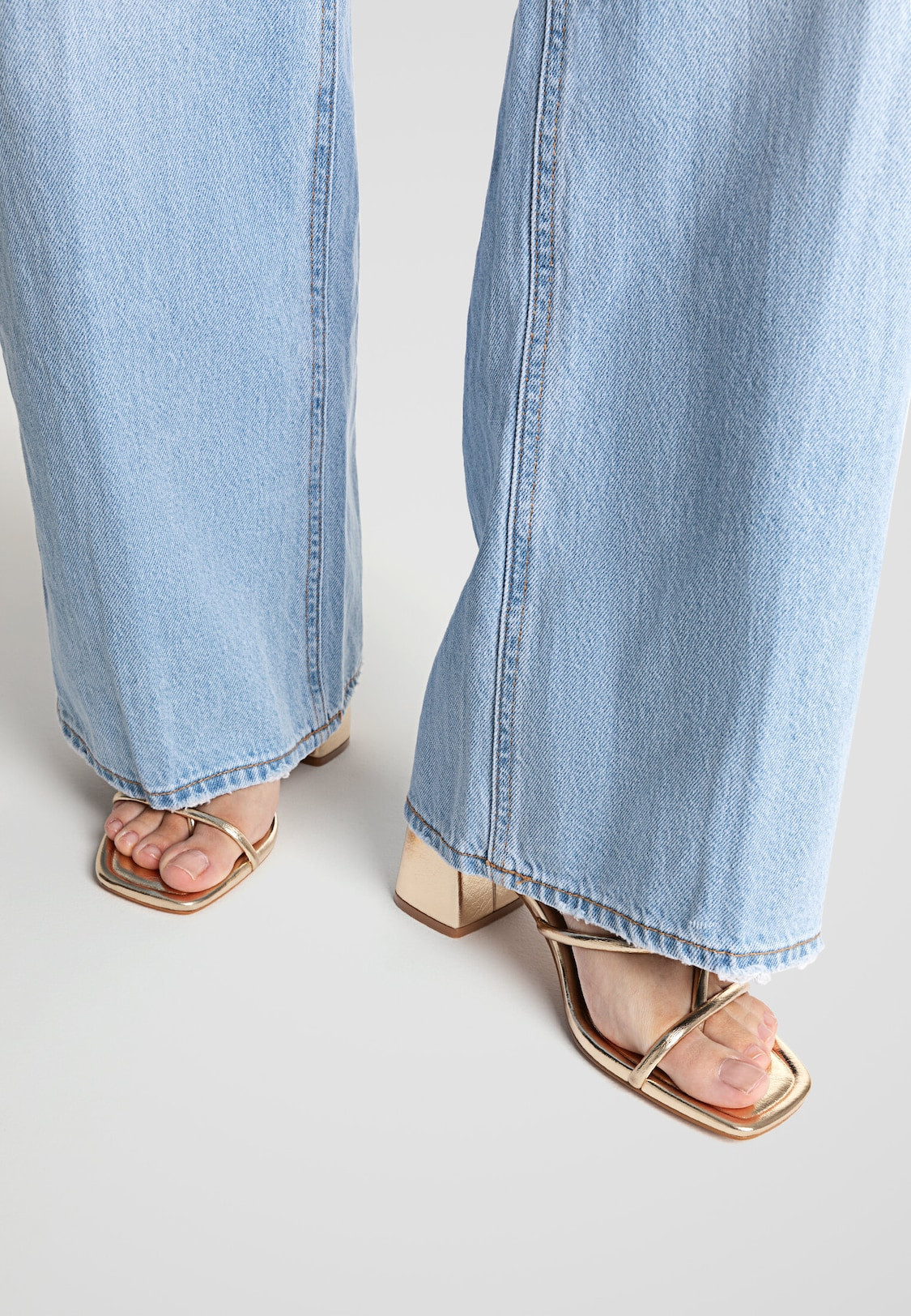 Metallic flat sandals - Women's All | Stradivarius United Kingdom | Stradivarius (UK)