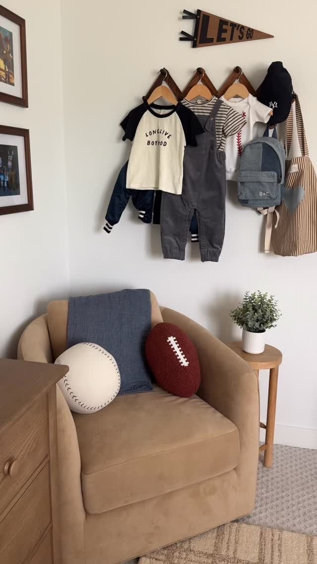 Loving these new additions to my little boys room ⚾️
@ryleeandcru @lilaandleoplay @potterybarn 

#toddlerroom #nurseryinspo #nurserydecor #toddlerboy #boysclothes