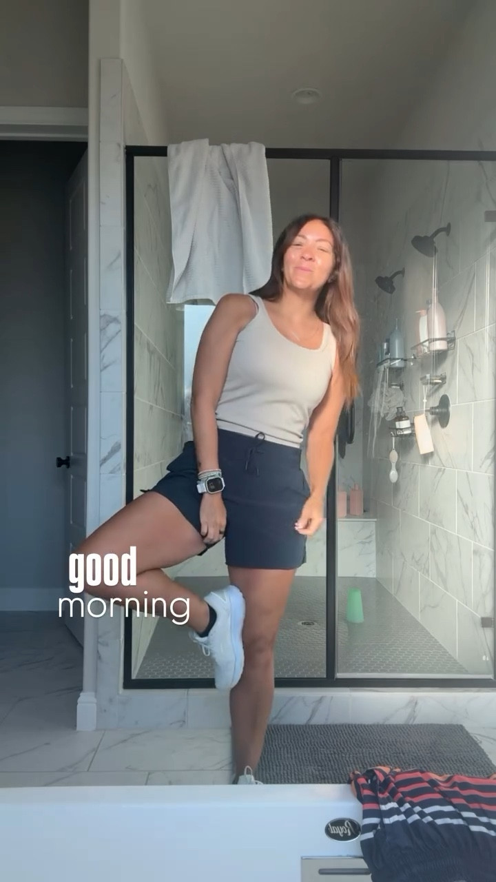 literally just a girl trying to balance in her workout clothes of the day ✌🏼🥵