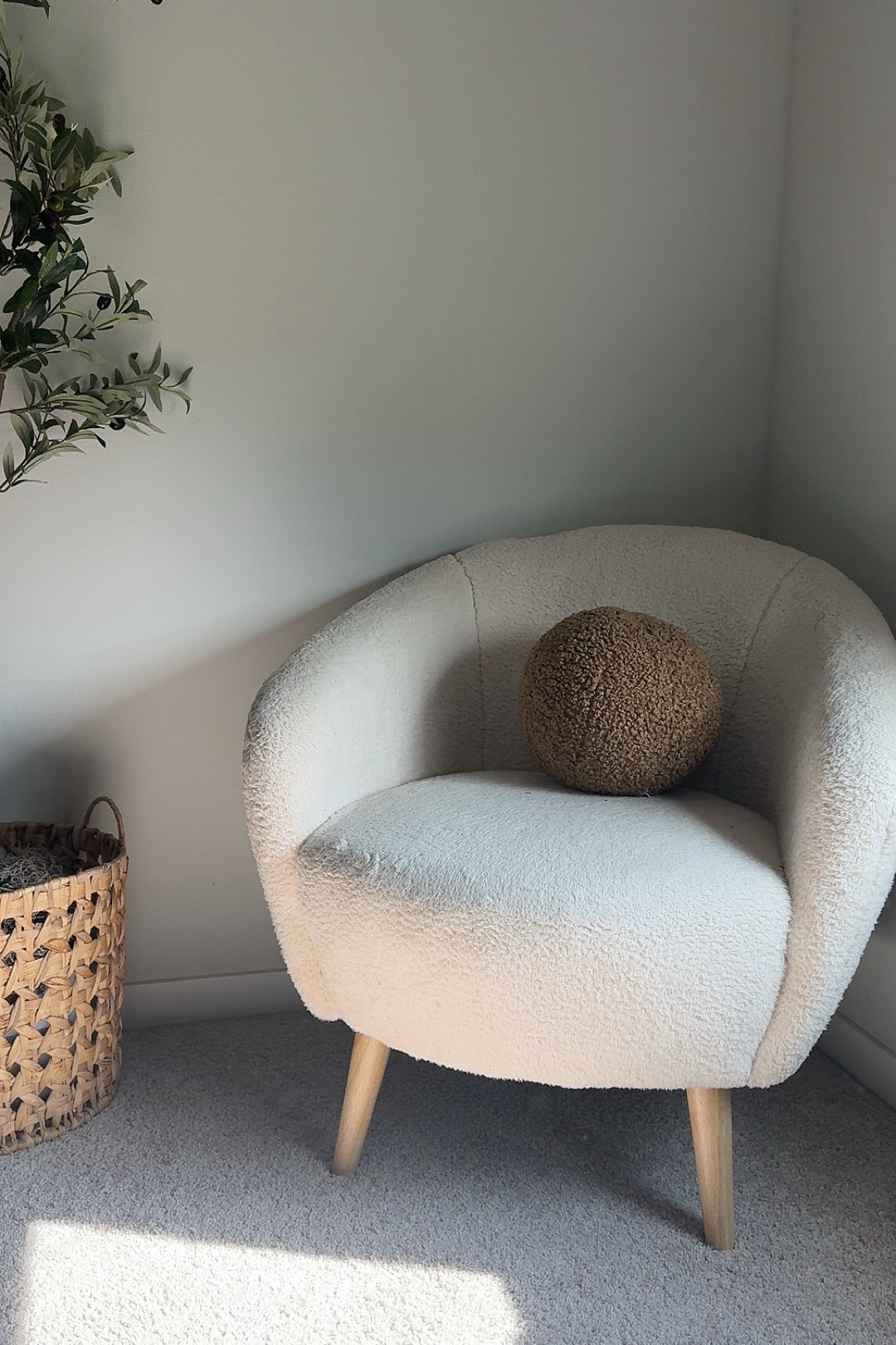 Accent chair 🫶🏻

#LTKFamily #LTKHome #LTKFindsUnder100