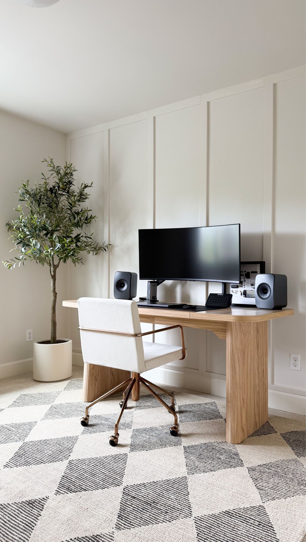 Amazon Prime Deal - Jeff’s office setup! 🖤 We’ve been waiting for this beautiful @loloirugs rug to tie the whole room together and this rug and several office items are 40% off!

This room has had quite the journey from guest room ➡️ lil sis’ room ➡️ now Jeff’s office 💻🎮 I love all the cord-hiding solutions he found because it makes his desk look so clean and organized 🤩

Under desk storage shelf, desk pad, monitor arm, docking station, rug, under desk cable management tray, gaming monitor

#LTKsummer #LTKhome #LTKsale