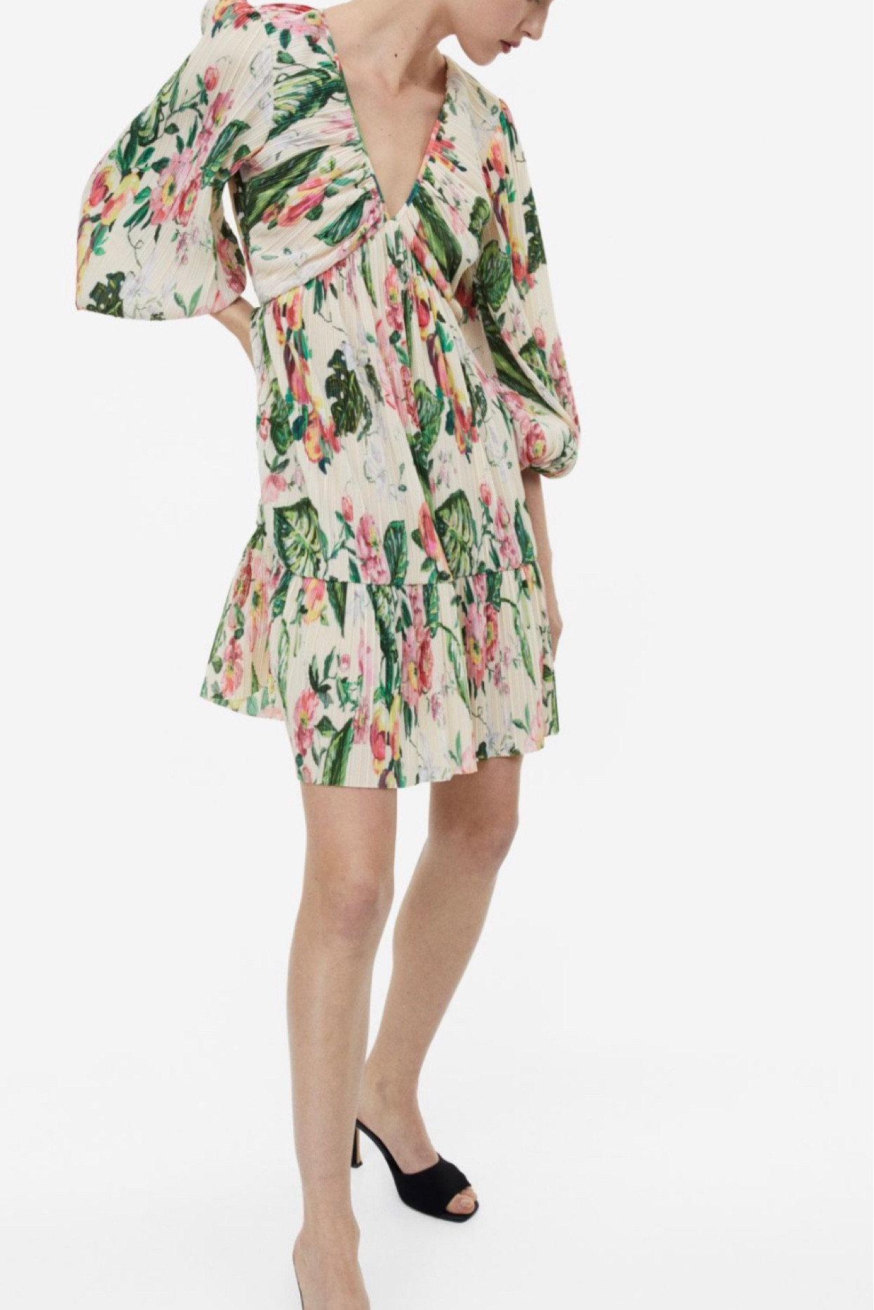 A summer dress we all need in our life ✨ 

Short dress in narrow-pleated jersey with a deep V-neckline and long balloon sleeves with elasticated cuffs. Gathered seam at the waist and a gently flared skirt with a tier at the hem for added width. Lined over the bust. #summerdress #pleateddress #hmdress 

#LTKstyletip #LTKU #LTKFind