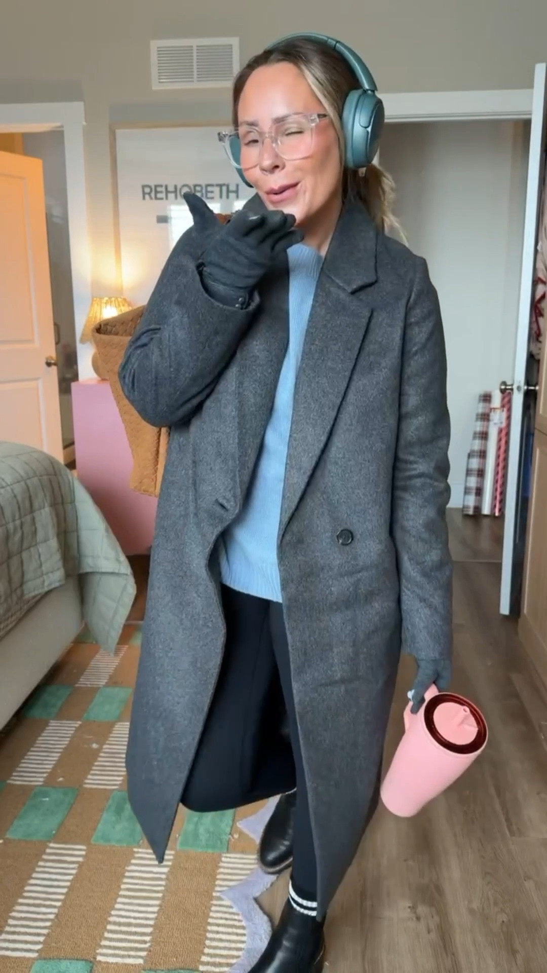 Leggings outfits are my everyday uniform 🙌
This pair is buttery soft, holds everything in, and actually stays put.
Layered with a cozy sweater and an easy jacket for school drop-off, errands, and everything in between.
Comfortable, flattering, and on repeat all season long.
✨ Linking my exact leggings, sweater, and jacket here.


leggings outfit, everyday leggings, cozy fall outfit, casual outfit, layering pieces, mom outfit