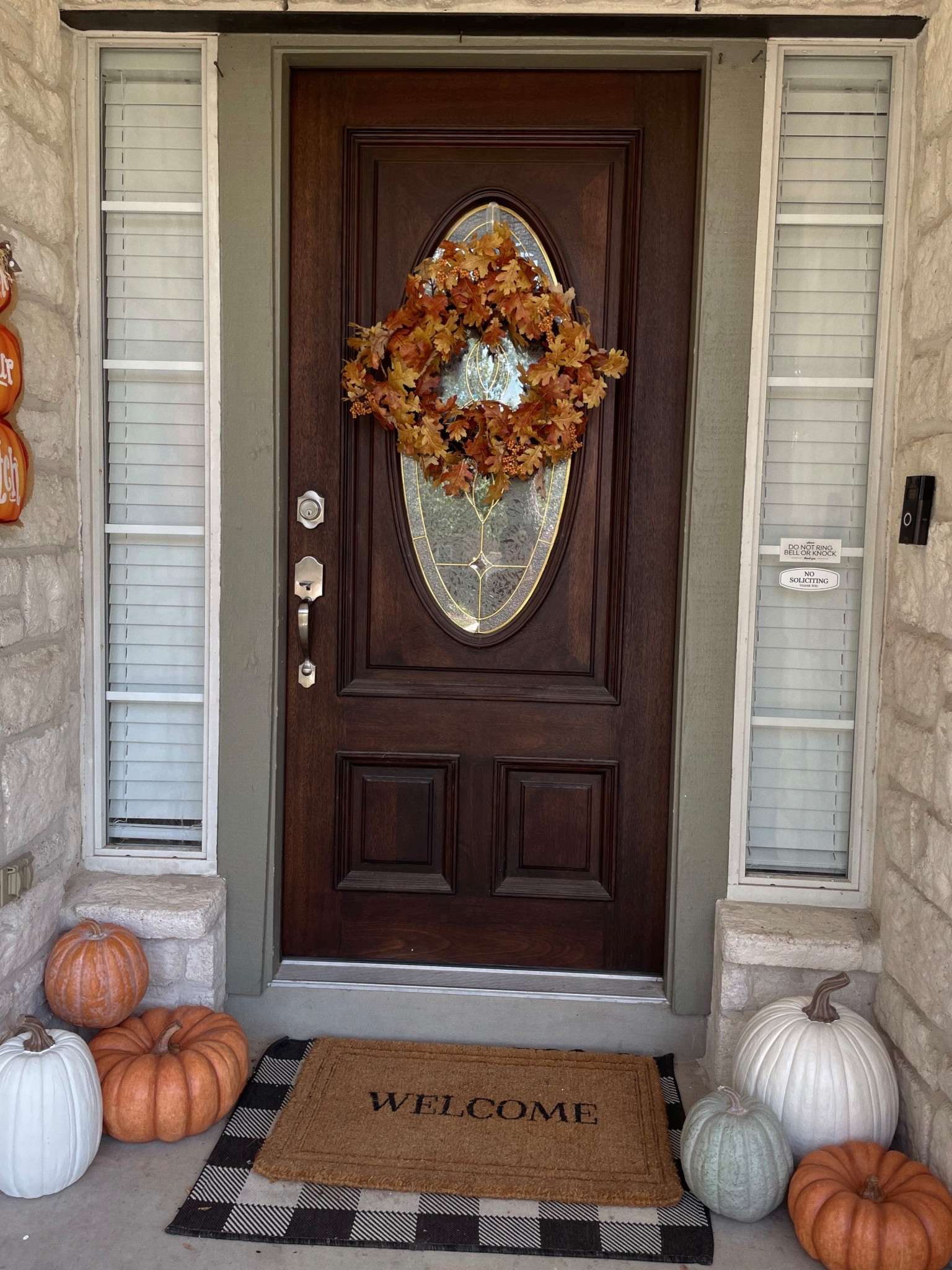Fall porch decor🍂 unable to link the pumpkins but they’re from Hobby Lobby! 40% off their fall decor rn 