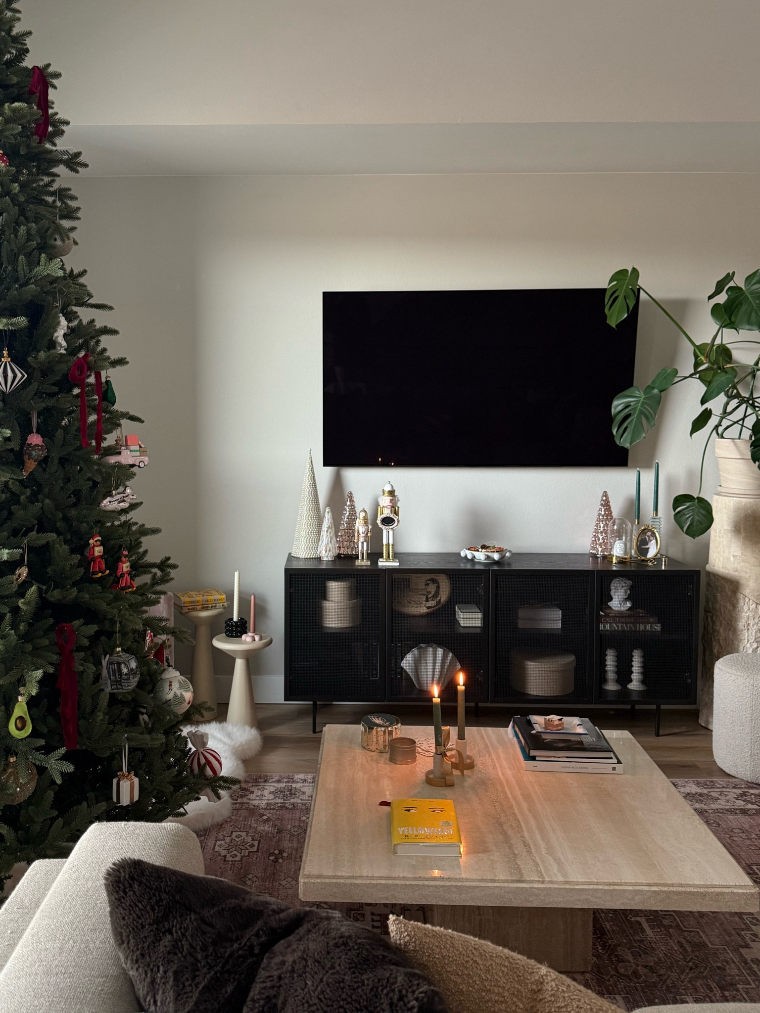 Living room decor 
Neutral living room 

#LTKHome