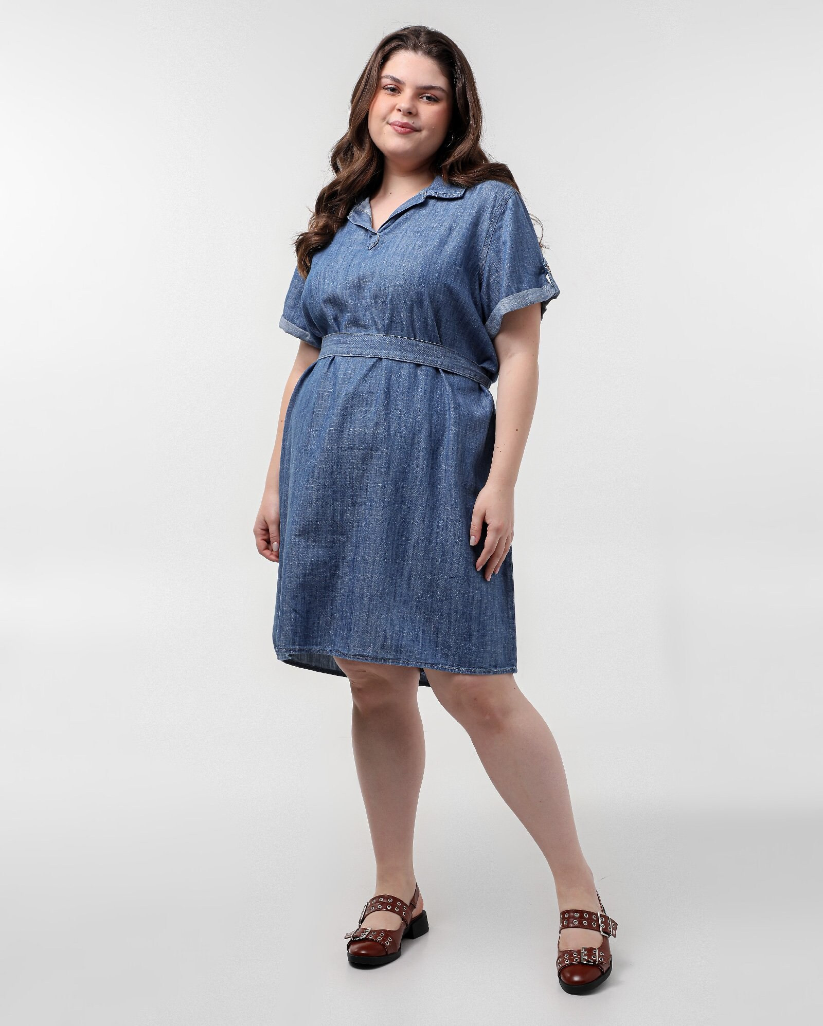 Vestido jeans curto plus size com faixa de amarração denim médio | Pool Jeans | Riachuelo (BR)