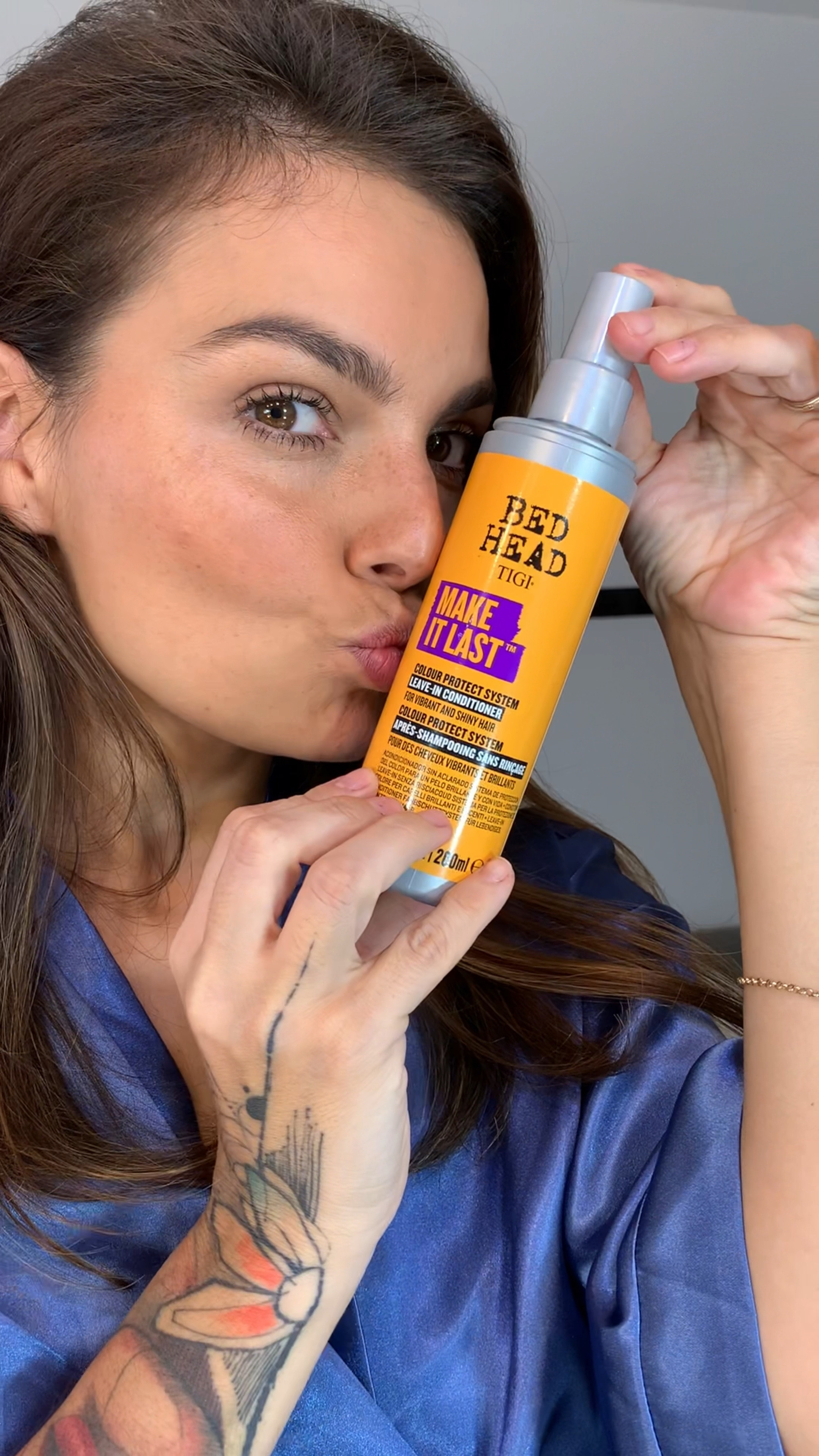 Cabelos com efeito de salão em casa com um produto 3 em 1 que HIDRATA, PROTEGE (tem proteção térmica)  e FINALIZA (além de hidratar , ser protetor térmico tb é um booster de brilho! ) ?😱

Aham! Esse produto existe e se chama MAKE IT LAST e é da @bedhead.brasil ❤️‍🔥

Aplicador em spray, textura líquida e cheiro bem suave!👌

Se vc tem cabelo colorido e/ou seco , parabéns ! 🤩
Vc acabou de descobrir o produto perfeito pra incluir na sua rotina de cuidados com os cabelos !🥂


#LTKbeauty #LTKVideo #LTKSeasonal