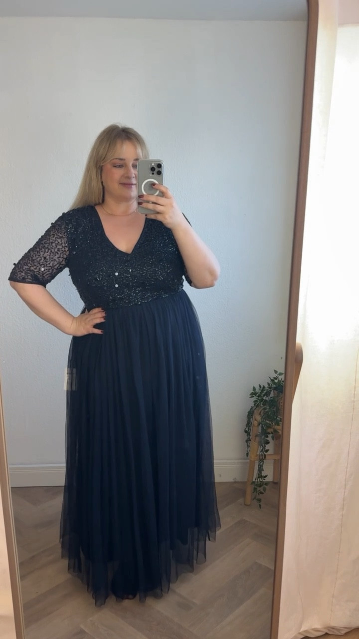 Ein Traum in dunkelblau ☺️

20% sparen mit dem Code: OSTERN26 
nur bis 6.4. einmalig pro Kundin in der App bei Bon Prix einlösbar

#kleid #abendkleid #dress #plussizefashion

#LTKwedding #LTKplussize #LTKdeutschland