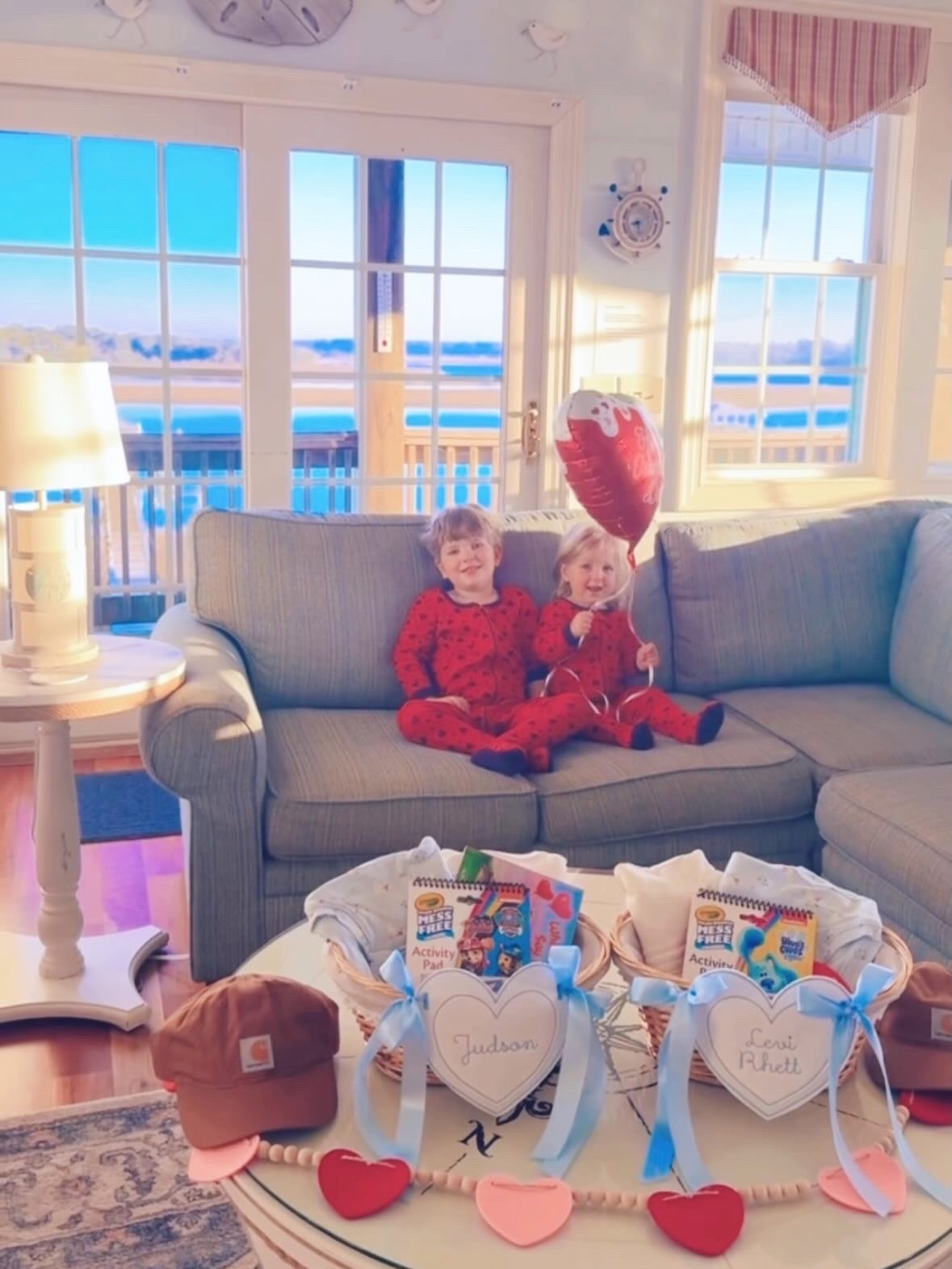 Valentines sweetness 🧺💝🎈with all my valentines 🤱💘🥰🎁🌹🍫💌 #myvalentines #valentinesbaskets #allthelove #valentinesbythesea 