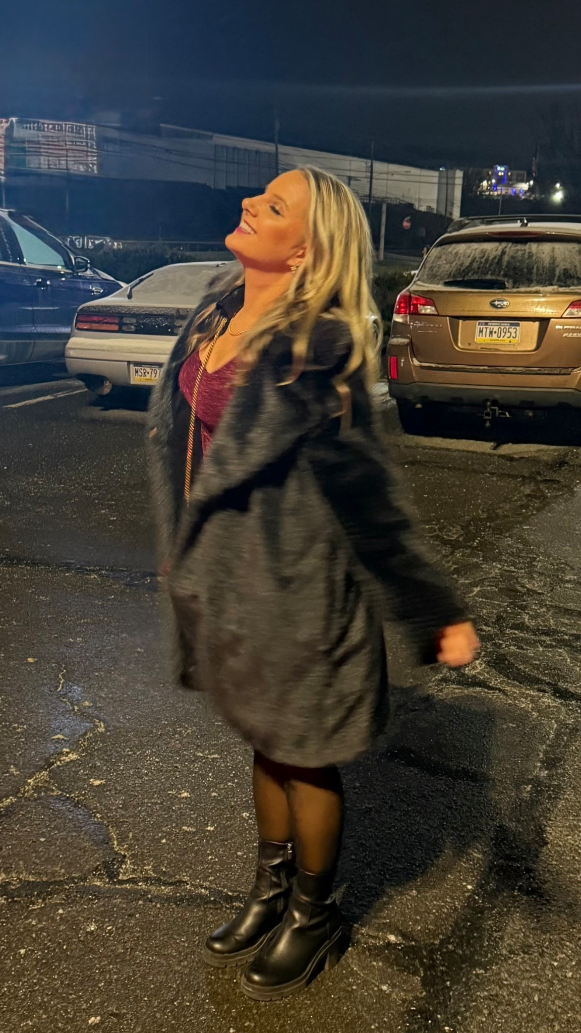 Luxurious fur coat. Giving the mob wife look. Size small, runs big 
#sale #mobwife 

#LTKSaleAlert