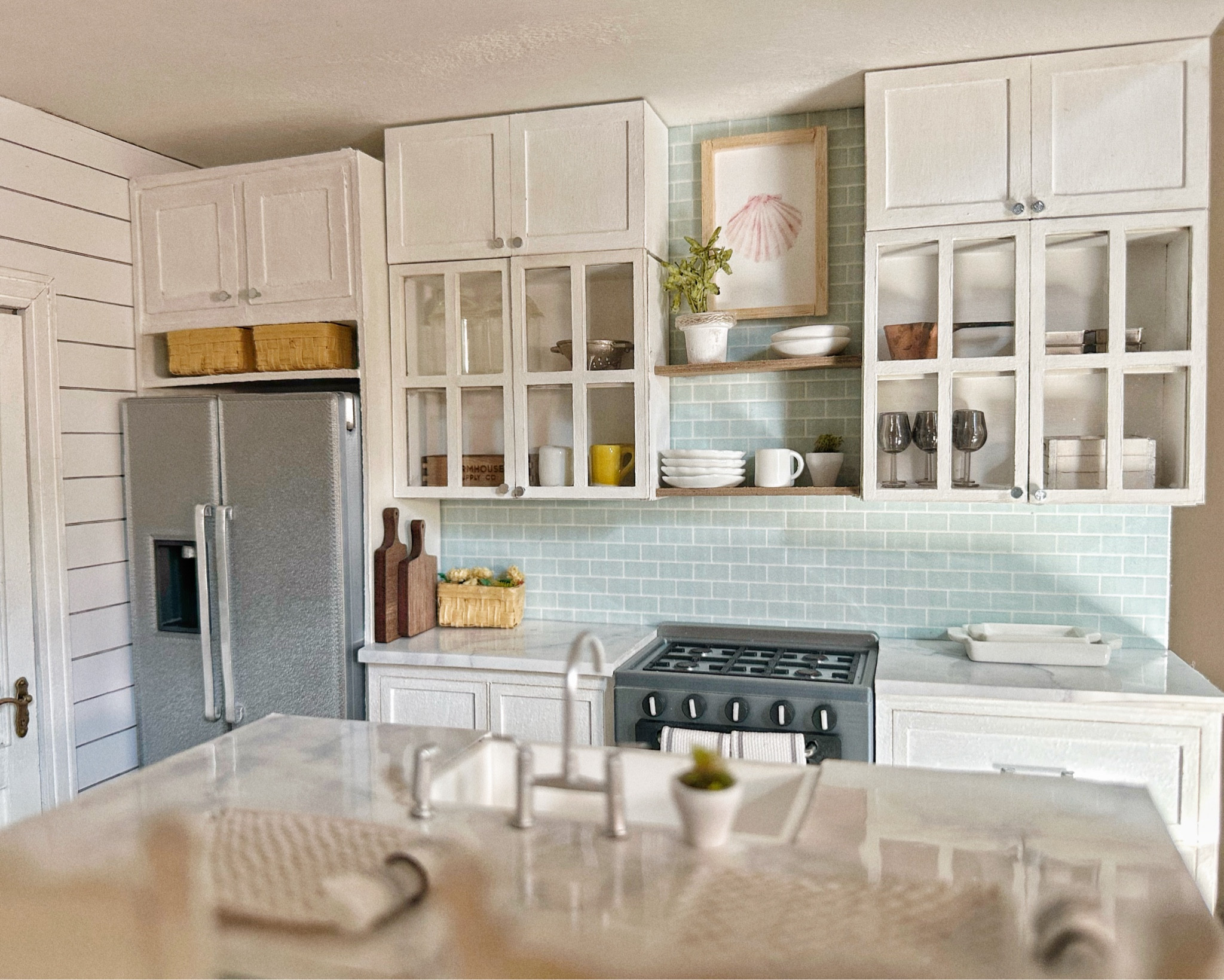 Welcome to my tiny beachy kitchen 🐚 having too much fun decorating the Beachside Bungalow dollhousee

#coastal #dollhouse #miniatures