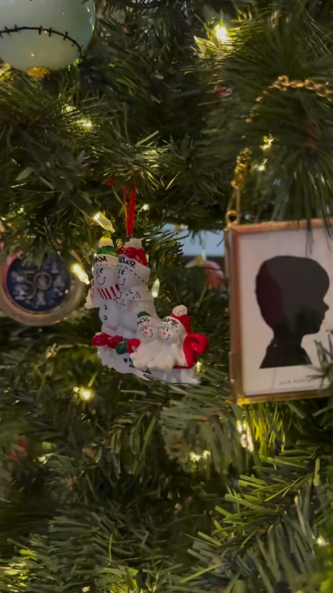 DIY SILHOUETTE ORNAMENTS! these came out to about $6.25 a piece - and made the absolute PERFECT gifts. I made them for my mom, sister and I and I’m obsessed with these. 

Comment FRAME and I’ll send you the exact little frame I used for these!!! 👏🏼👏🏼

•
#momlife #diyornament #diysilhouette #silhouetteornament