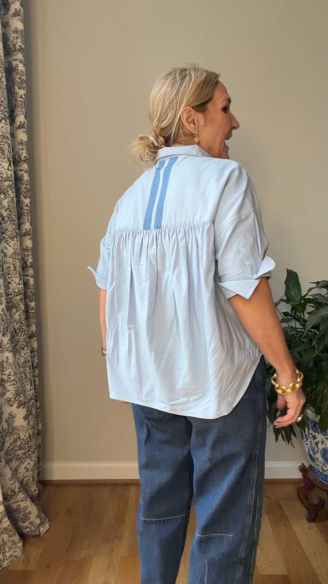 This is the Oxford blouse. I was wearing underneath my Pinterest outfit. It’s such a cool top comes in a couple of different colors. I’m actually wearing a small it does run oversized.
Wearing a size 29 petite in the jeans and my bra clogs for a casual look

#LTKOver40 #LTKootd #LTKPetite