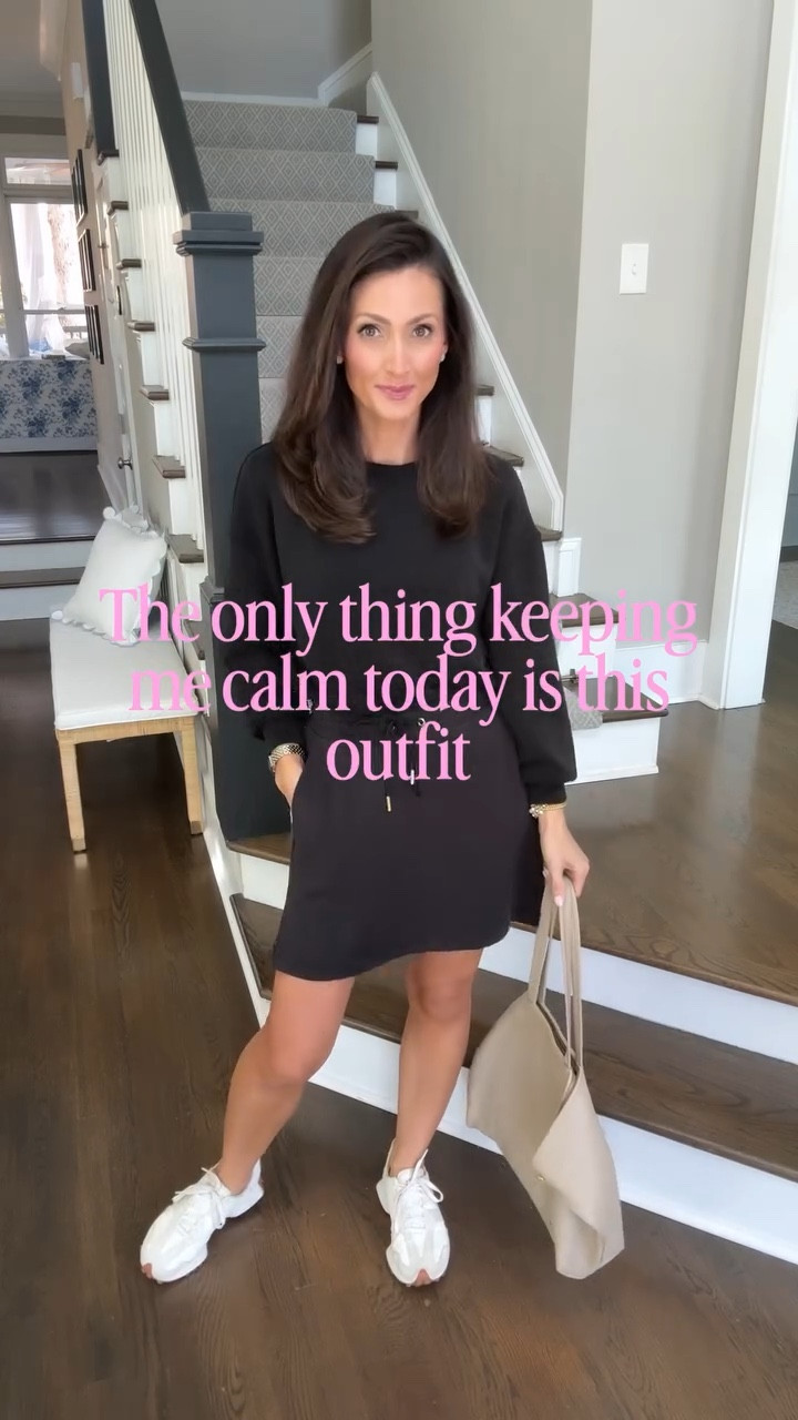 Because what mom doesn’t want that every day to feel luxurious?? Comment SHOP ✨ to experience this new cloudsilk material ☁️

The moment I took these out of the package, I was obsessed. They are chic. They are comfortable and they are fabulous to the touch.  They would make for a perfect travel outfit or just an everyday mom uniform. ☺️ … I have been living in these pieces 🖤

check out all of my favorite cloudsilk pieces on my LTK page ✨

#busymomlife #chicloungewear #traveloutfit #momfashionista #shopmarysquare