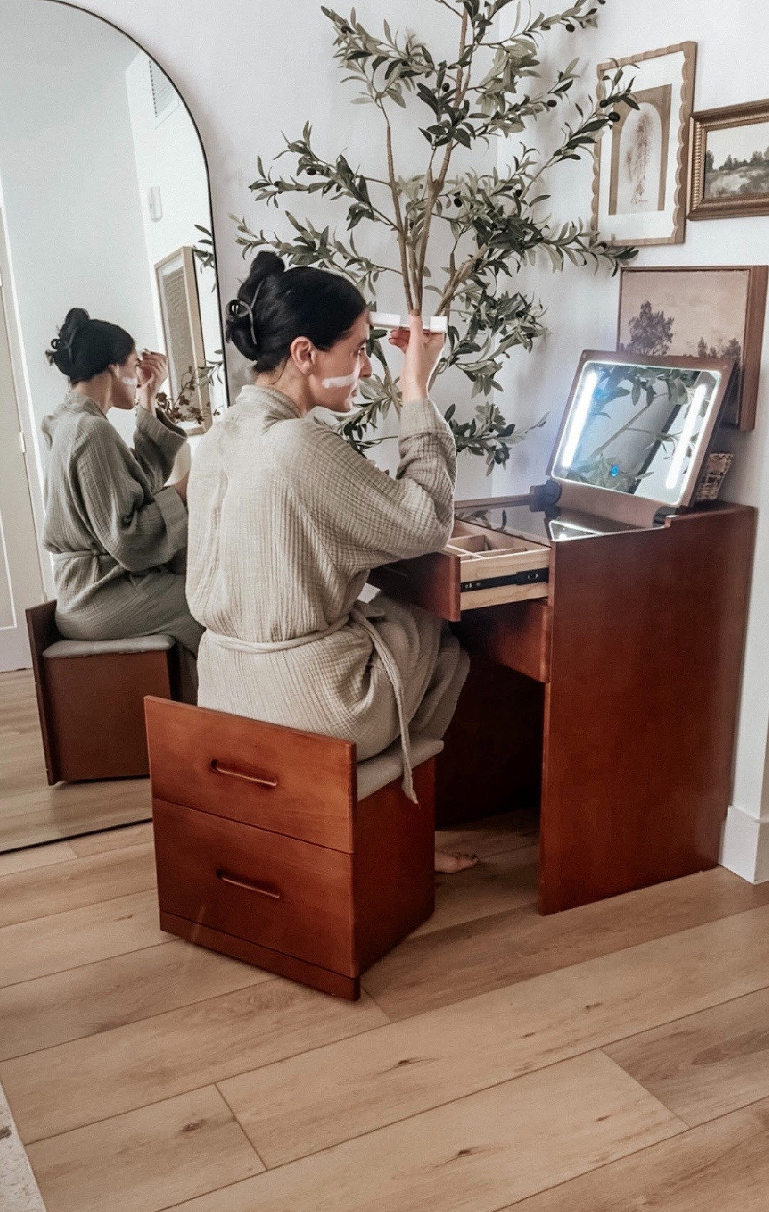 One of my favorite Amazon home finds! 🪞✨💄This makeup vanity is perfect for storing beauty products without the clutter and it’s also great for smaller spaces. I love a good storage solution. 🤌🏻

#Amazon home finds #storagesolutions #makeupvanity

#LTKHome
