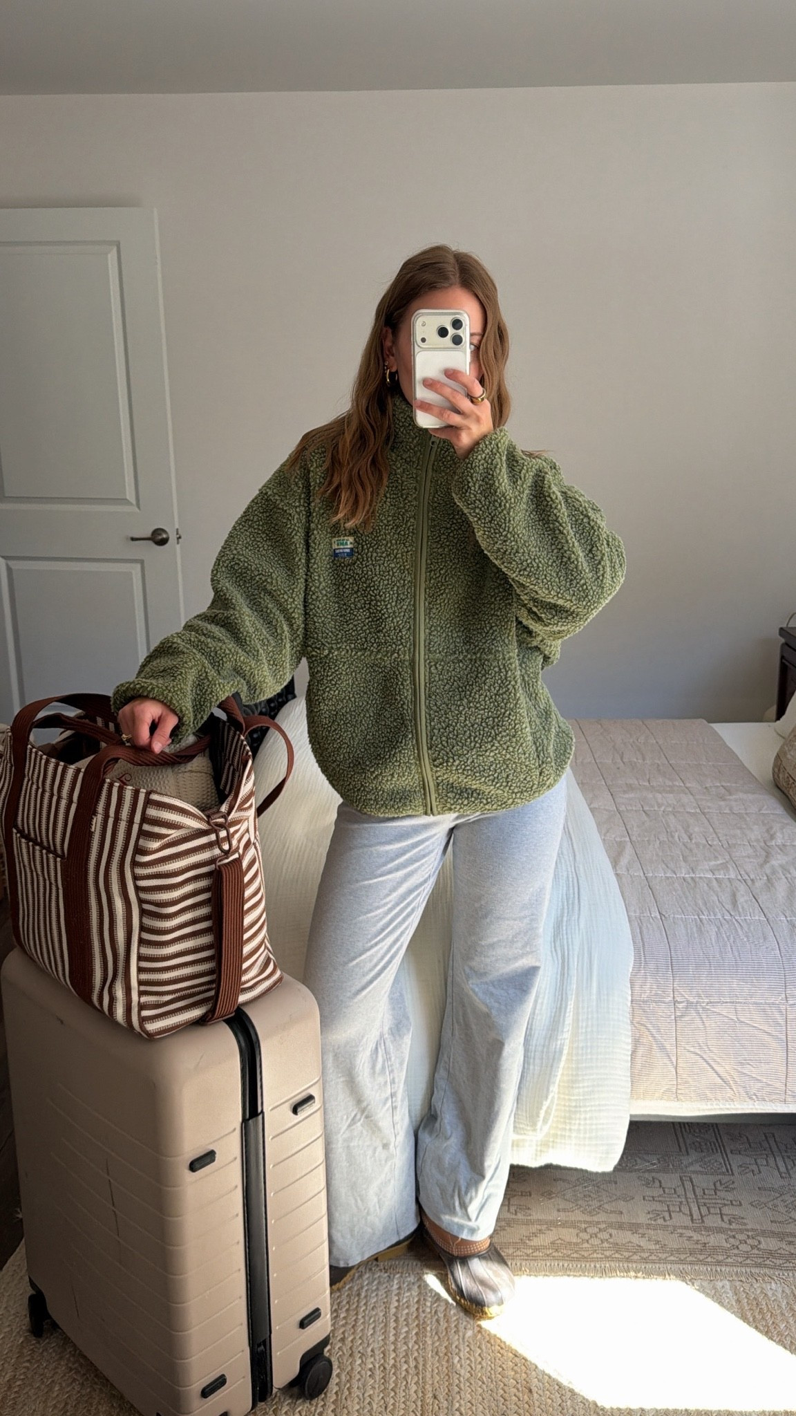 9/15/26 Cozy Airport Travel Outfit ✈️🤎

Today’s airport outfit for a cozy travel day ✈️🤎 Wearing my L.L.Bean Bean Boots + Aritzia sweatpants with my American Vintage sherpa fleece — sadly can’t link the exact fleece, but I’ll find something similar!

Also linking my BÉIS travel bag + Quince luggage. Comfy, practical + ready for a very fall-feeling trip 🍂🏔️

#LTKgrwm #LTKootd #LTKSeasonal