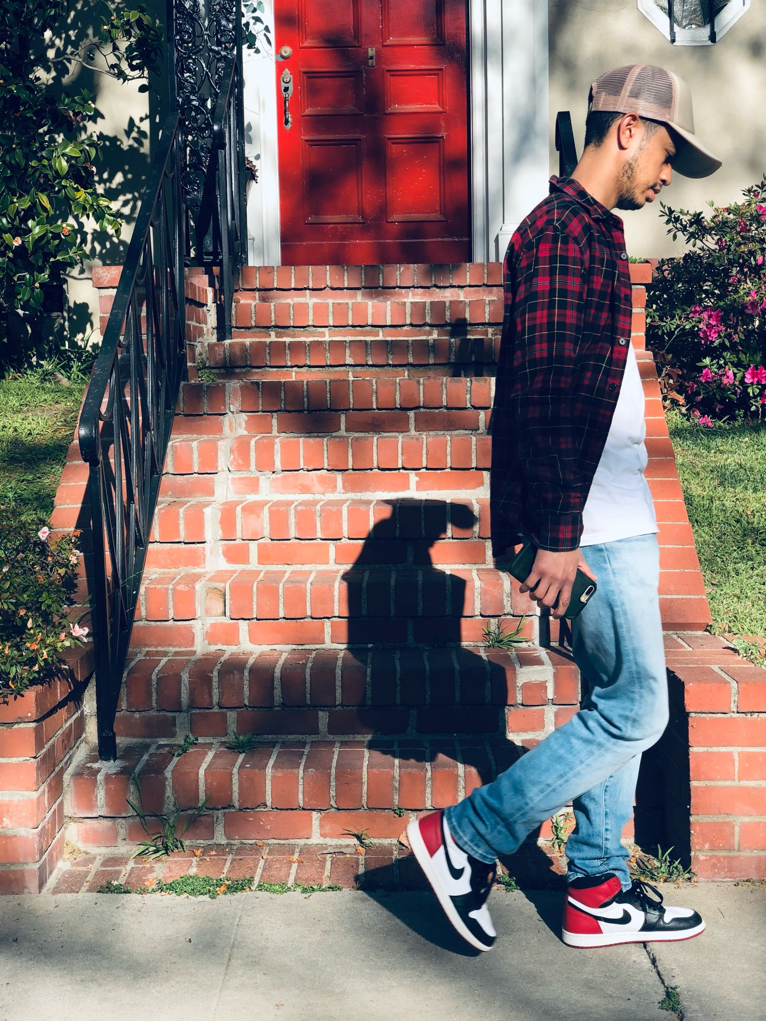 3 Staples in any men’s wardrobe:
1. A good flannel 
2. A pair of Medium Wash Denim
3. A neutral colored hat to compliment almost any outfit 
4. Sneakers that reflect 2 key colors in your capsule wardrobe 


#airjordan1 #mensfalloutfit #flanneloutfit #sneakercollection 

#LTKfit #LTKshoecrush #LTKmens