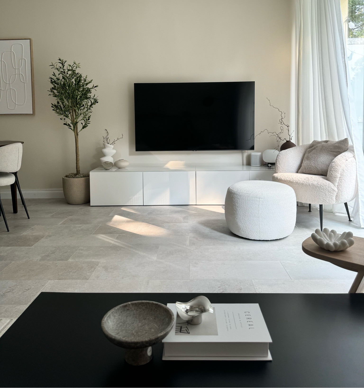 Tvwall Kommode lowboard sideboard ikea besta pouf hocker wandfarbe olivenbaum sessel hmhome marmor deko interior decor laminat tv Vasen Couchtisch 

#LTKstyletip #LTKhome #LTKdeutschland