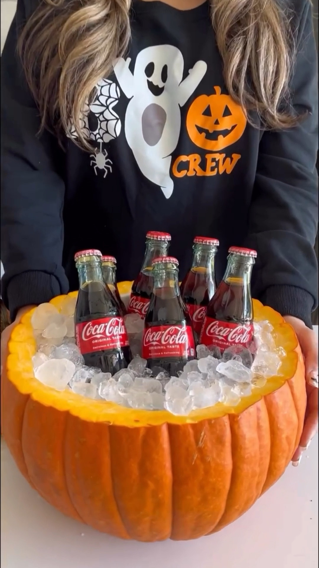 Turn a pumpkin into a festive FALL DRINK COOLER. 🎃💗🎉 From pumpkin patch to party perfection, this Fall & Halloween party idea will take your celebrations to the next level of FUN!🎃👻🎉 SO fun displaying this Halloween drink cooler with all the festive Halloween party snacks!