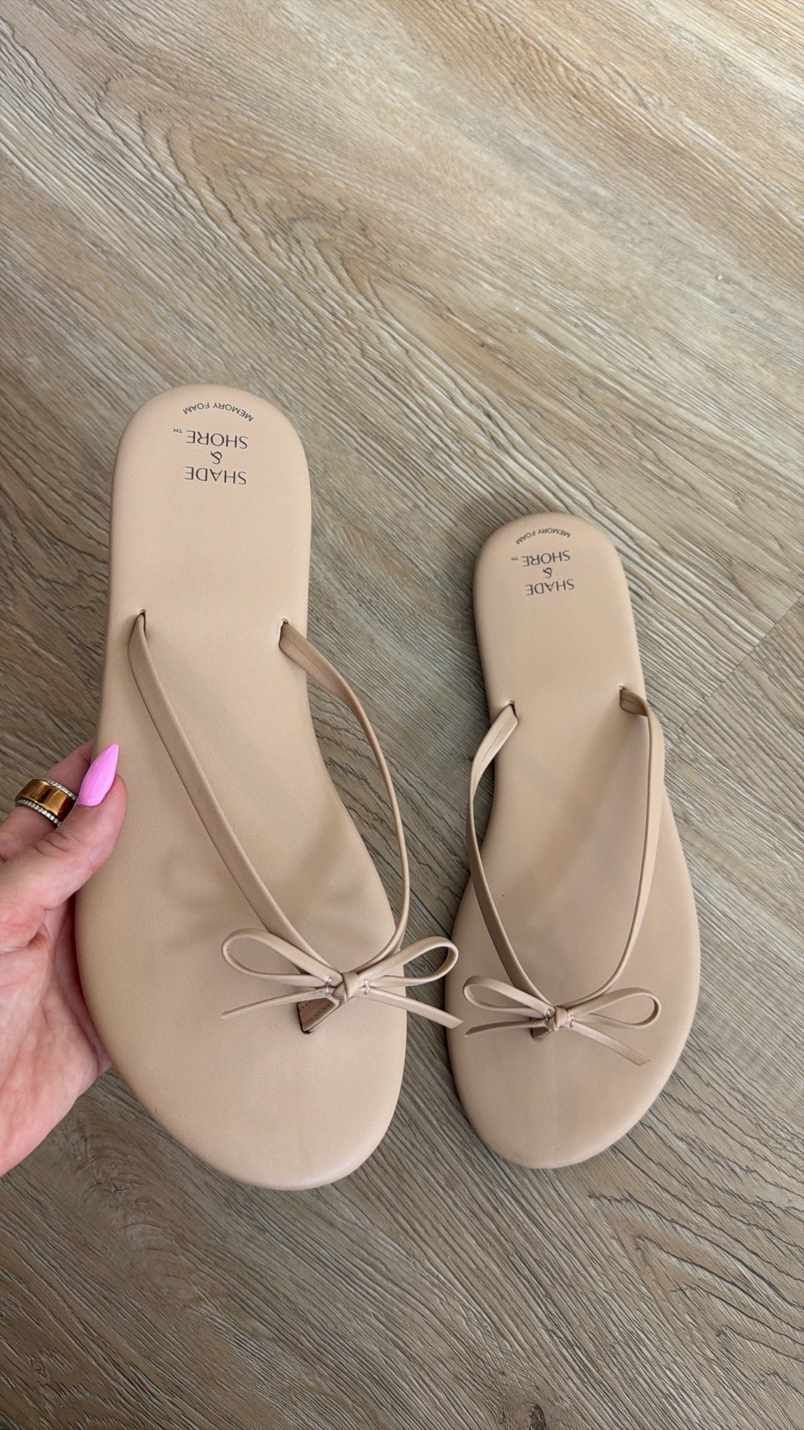 nude bow flip flops for the summer! i’m in the size 9

#LTKSeasonal