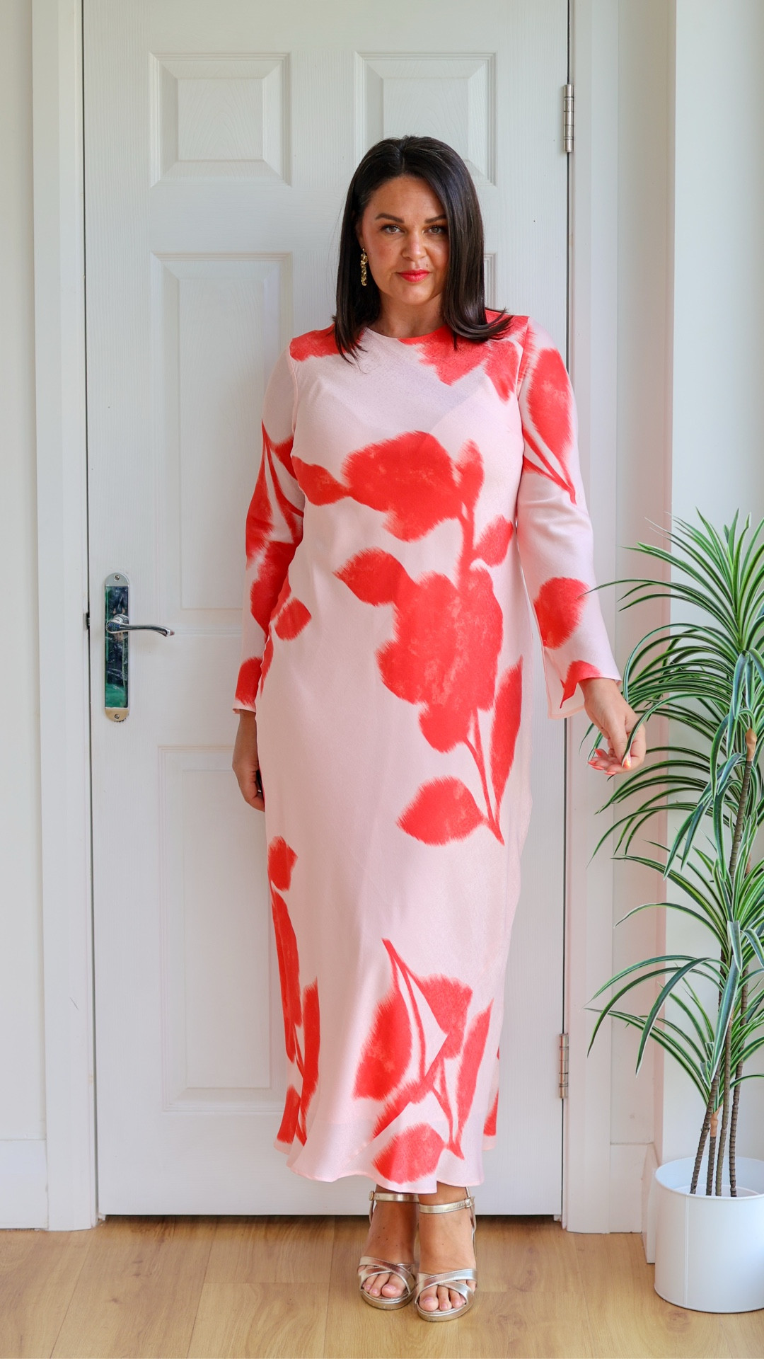 Trying out a new in dress from M&S on my size 14 body.  

The material is lovely and soft and I do adore the colours on this print.  It’s a great option for a spring wedding especially with the arm coverage for those chilly days. 

I’m 5ft 7 and wear a size 14

#LTKOver40 #LTKspring #LTKUK