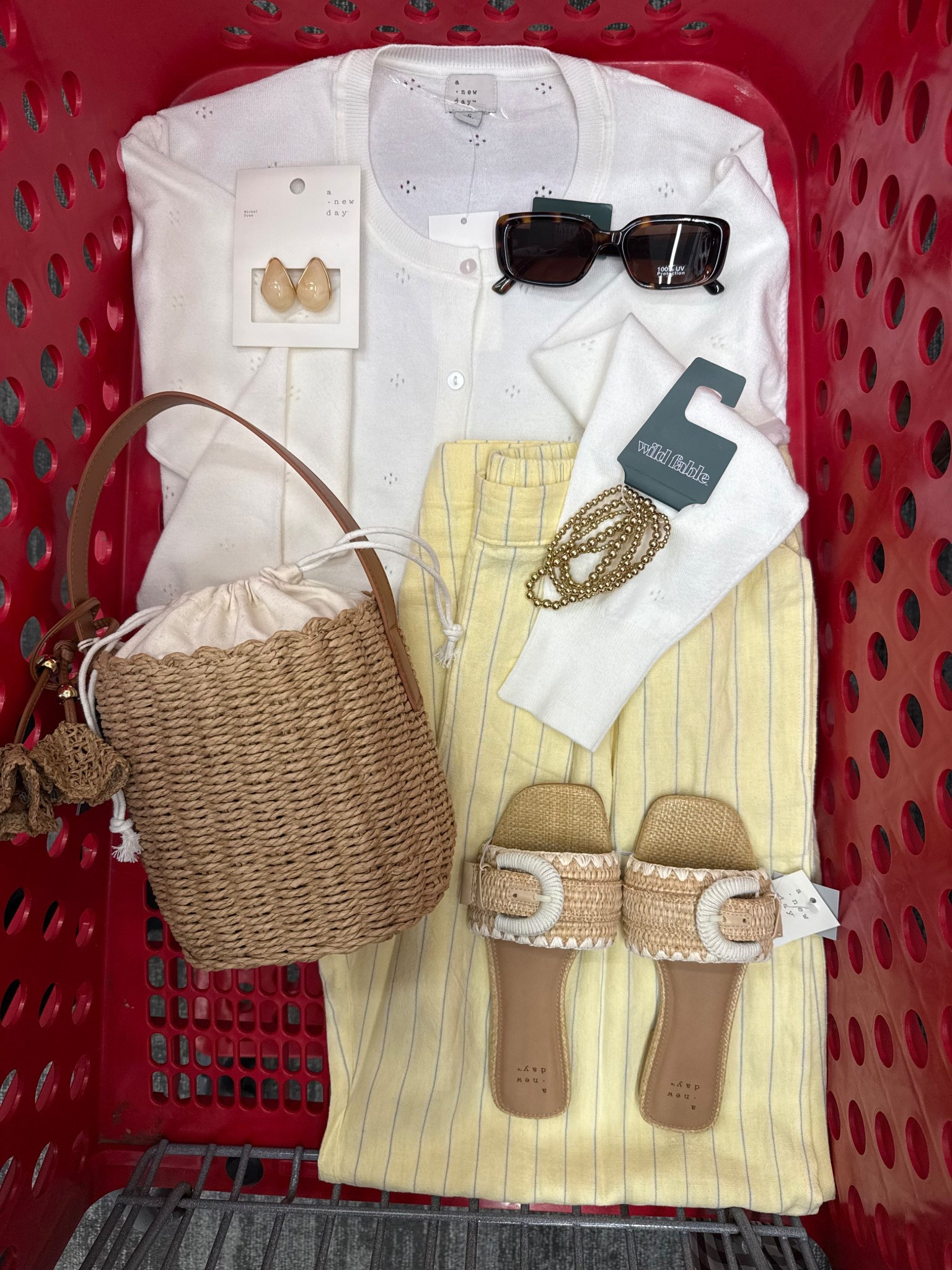 Coastal mornings & lemon linen dreams 🍋🏝️
