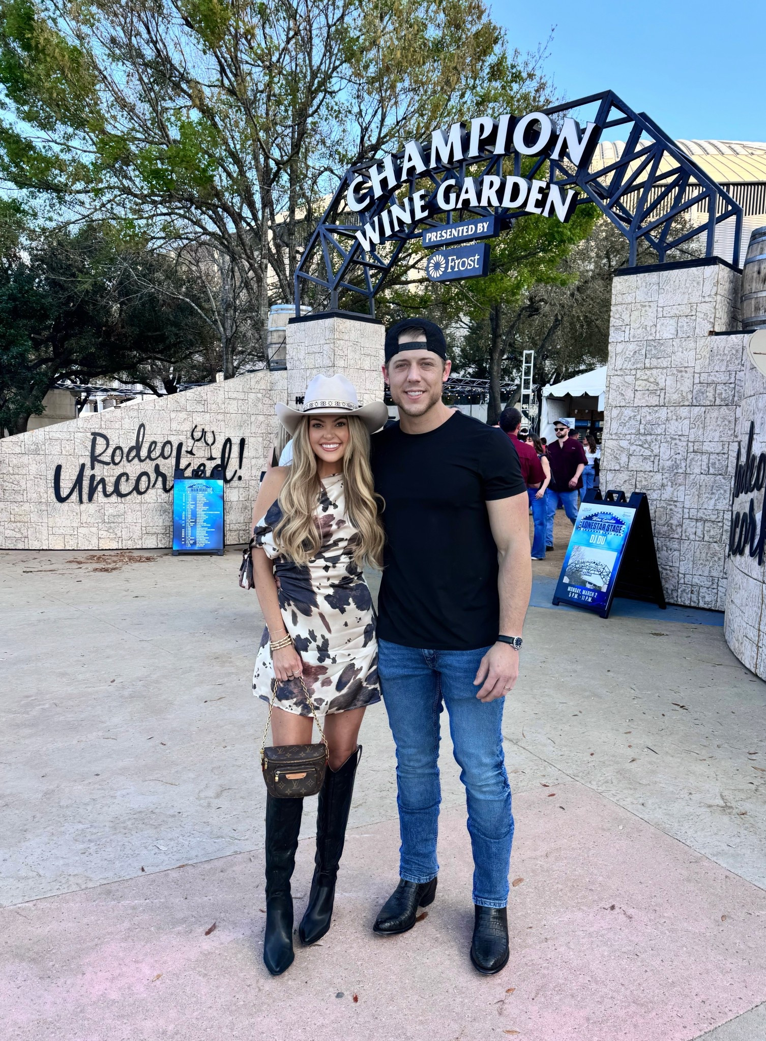 let’s rodeoooooo 🤠 my dress is from @Pell_1990 (brand is Sophie The Label) — linking similar options! hat is custom from Kemo Sabe & boots are from vici (code: JESSICASAVE35) 


western, houston rodeo, rodeo houston, cowboy boots, date night, country concert, cow print, rodeo looks 

#LTKootd #LTKSeasonal #LTKMens