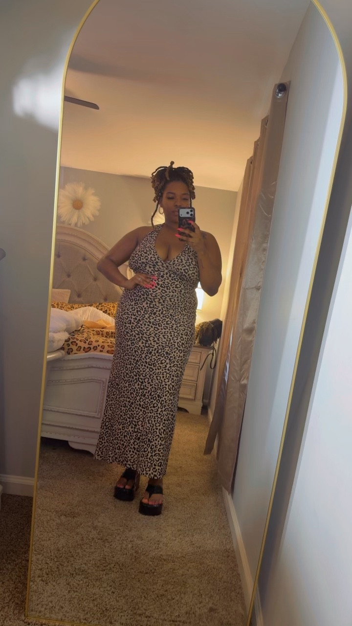 Leopard print and confidence… that’s the whole outfit.