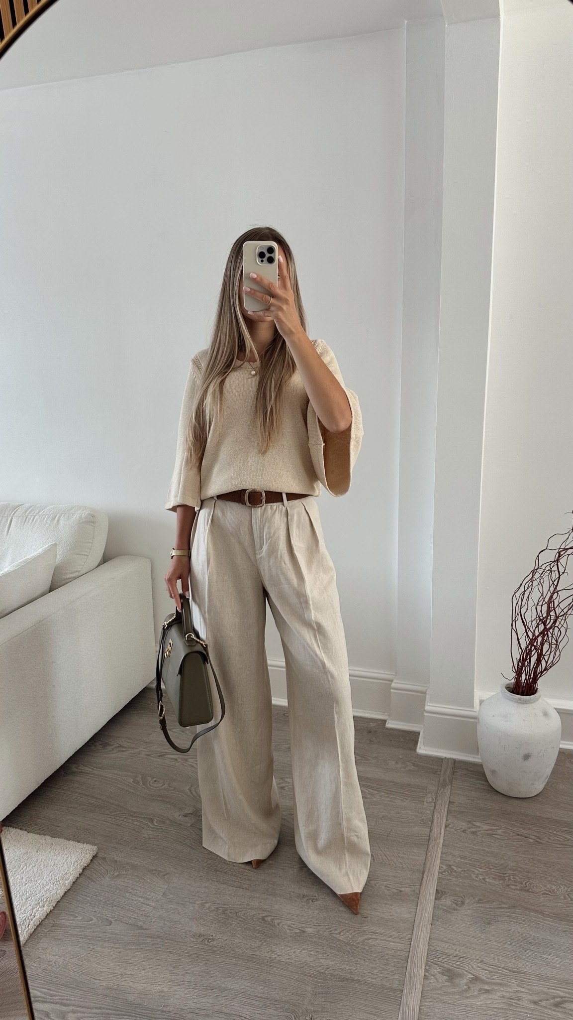 Effortless summer chic: a cute knit top and linen trousers 🤍