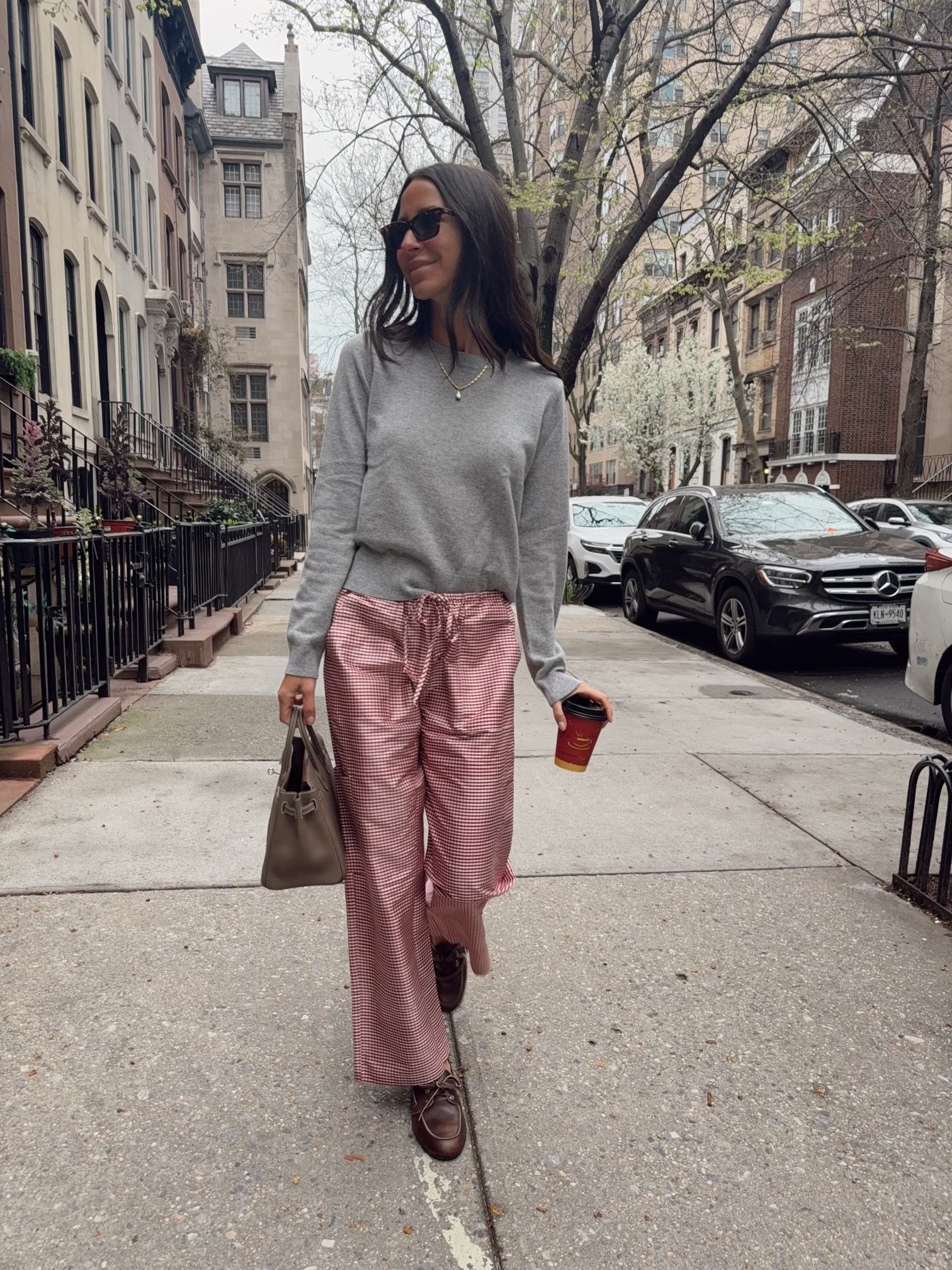 Good morning ❤️🤍 Linked my pants in blue and black!

#LTKSeasonal #LTKStyleTip