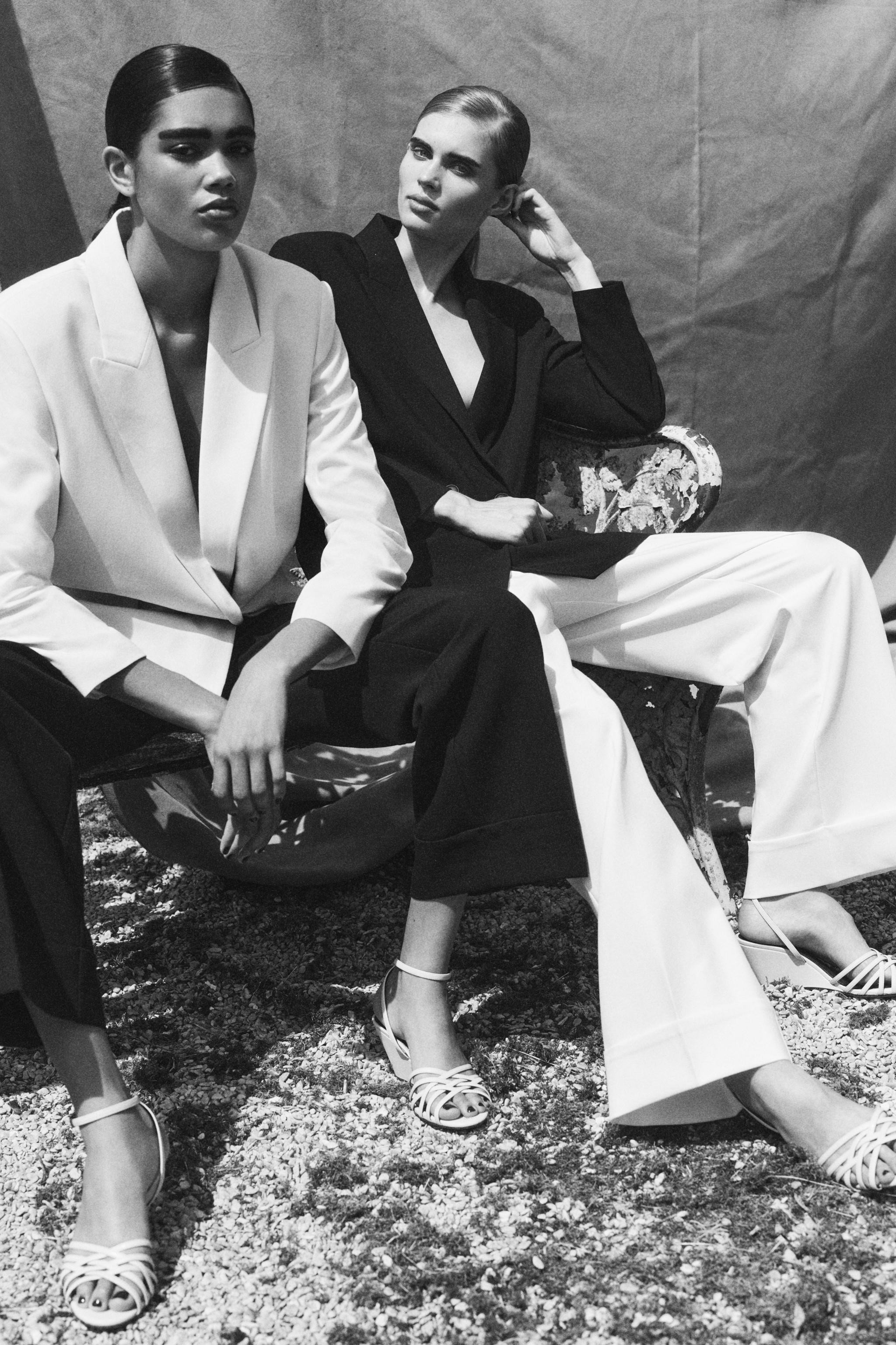 Heeled sandals. Crisscross straps at the front. High wedge heel. Ankle strap closure with metalli... | Zara US