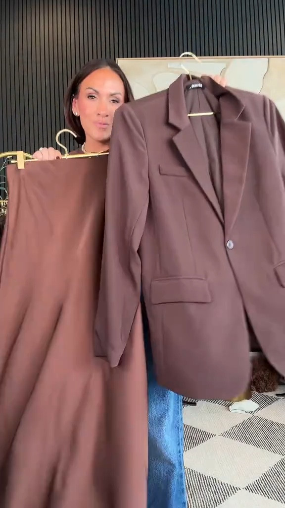 Serving quiet luxury vibes without the price tag, babes 🤎

This look is giving Ralph Lauren elegance… but at an Amazon budget 👀✨

Blazer (small) + satin skirt (XS) = the chicest fall combo. Obsessed with how polished yet effortless this outfit turned out!

5’2” • 130 lbs • 25” waist • 34DD bust

#amazonfashionfinds #quietluxury #fallstyleinspo #petitefashion #womenover40style