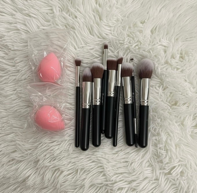 Affordable brushes that actually do the job ✨
These have been such a good find — super soft, blend everything out beautifully, and come with the cutest sponges for an easy everyday makeup routine. Perfect if you want a full brush set without spending a fortune. Linked on my LTK 🤍



#LTKBeauty #LTKmorningroutine #LTKgrwm