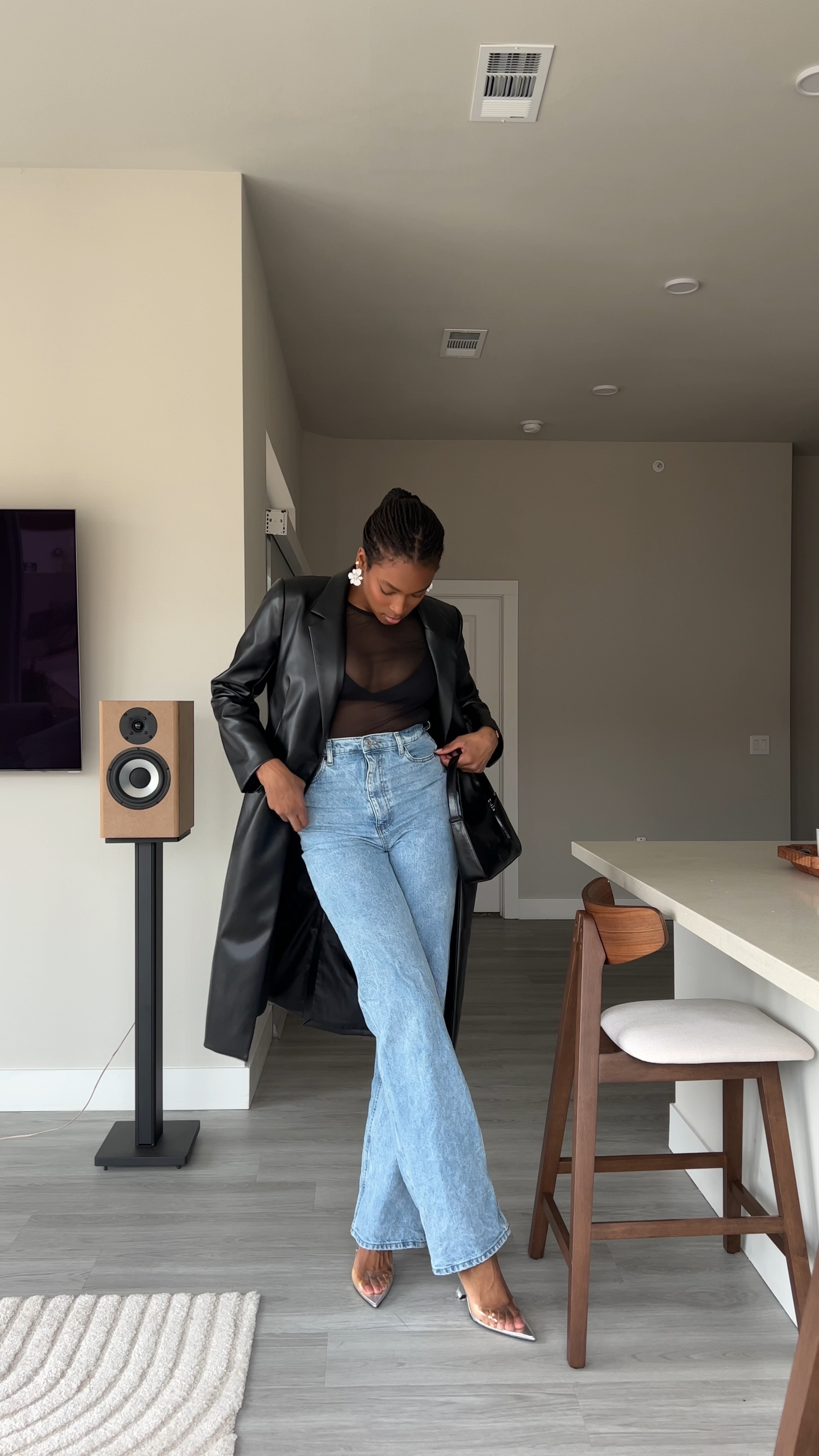 top - M
trench - L
jeans - 28W 38L
heels -TTS