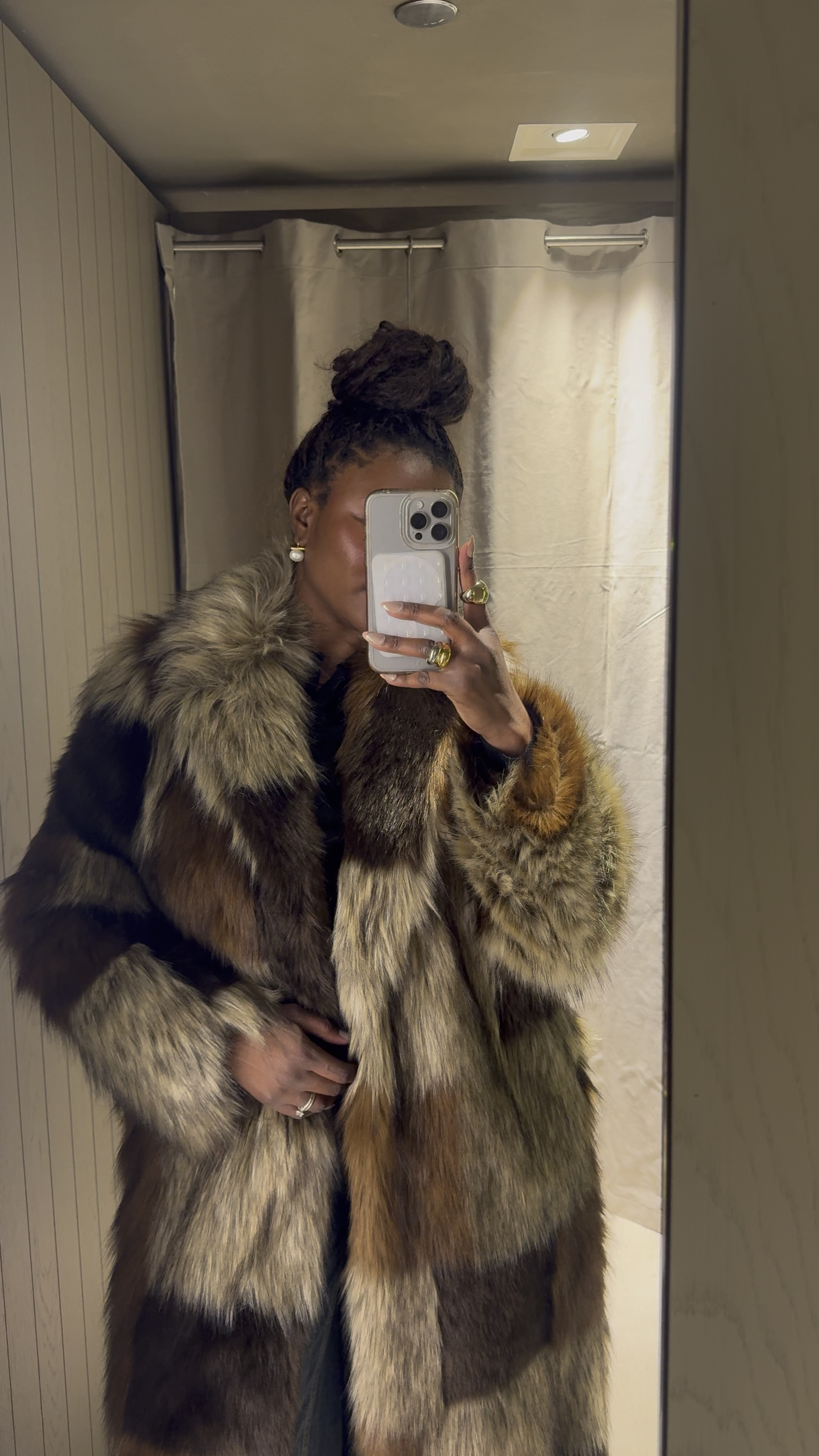 This faux fur coat from Zara had me gagged! This is perfect for a winter getaway. #winterjackets #wintercoats #winteroutfits 
