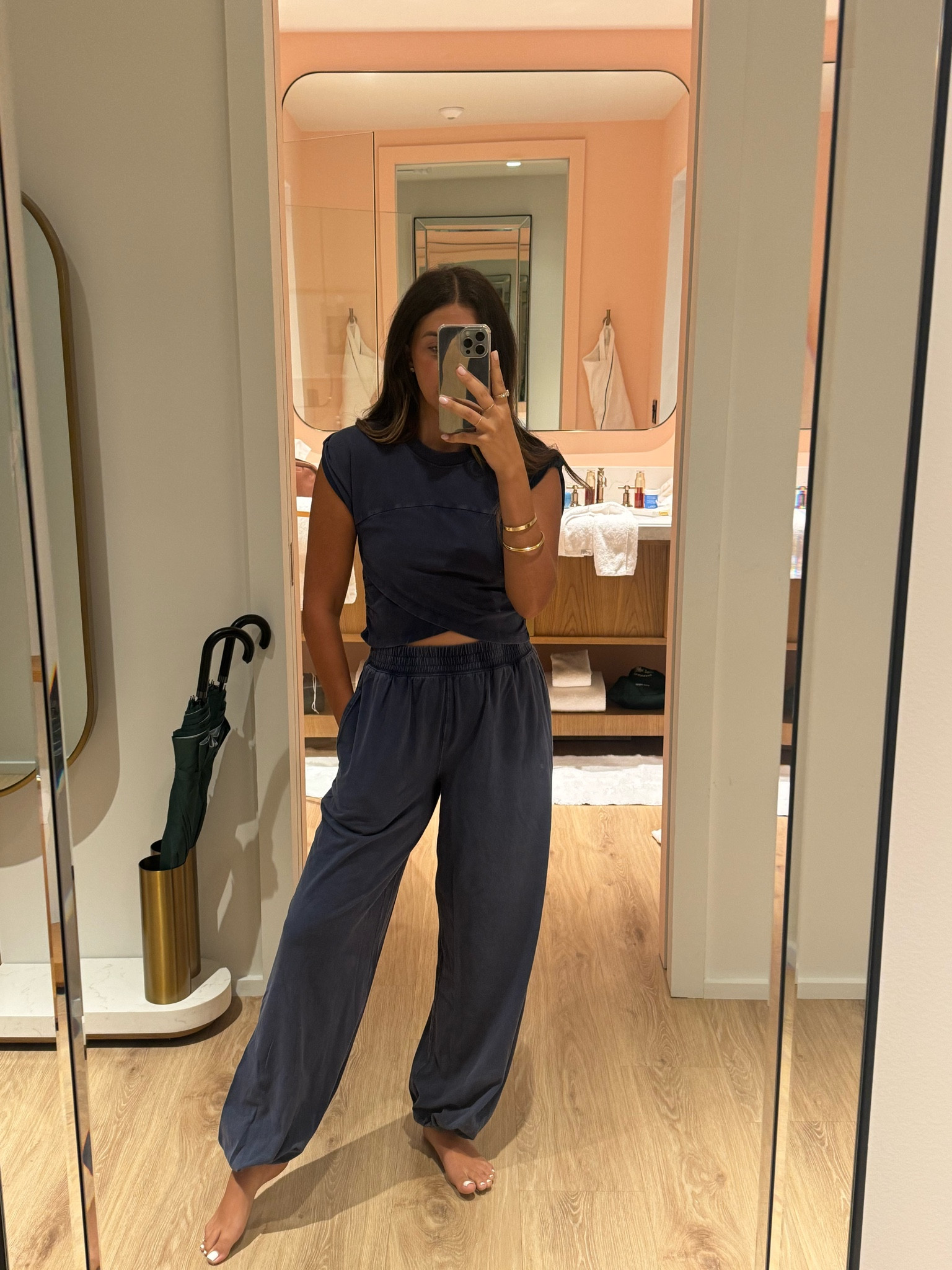 Set: medium 

The color of this set is so good and it’s super comfy! Not too much of a crop and you can wear both of these pieces on their own.